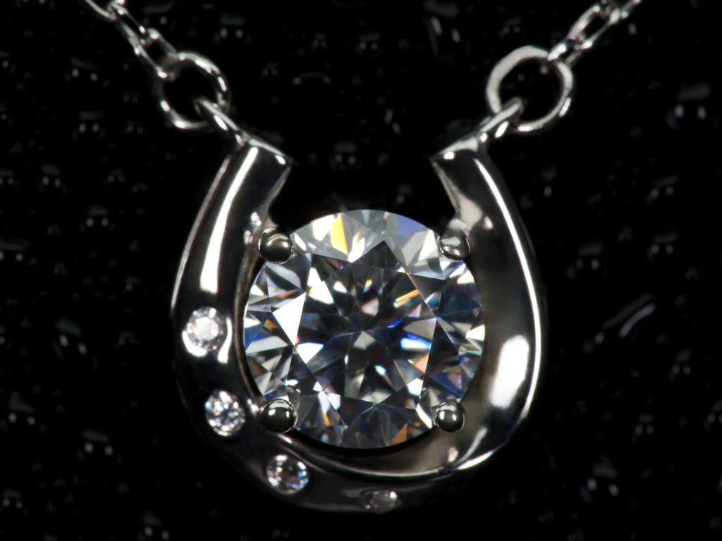 Echtes Foto der Moissanite Kette mit 1ct Hufeisen Anhänger – stärkeres Funkeln als klassische Diamanten