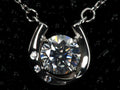 Echtes Foto der Moissanite Kette mit 1ct Hufeisen Anhänger – stärkeres Funkeln als klassische Diamanten