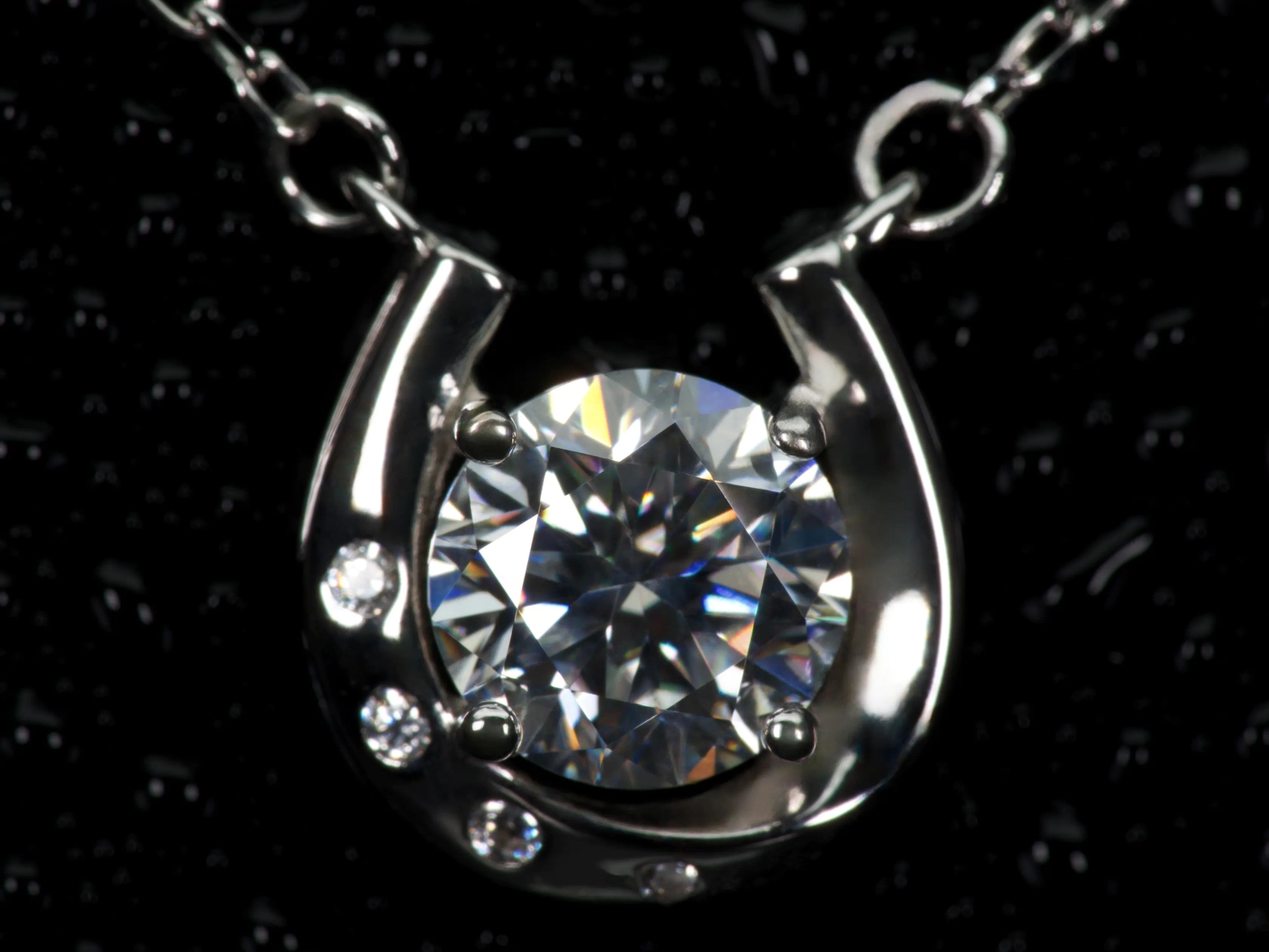 Echtes Foto der Moissanite Kette mit 1ct Hufeisen Anhänger – stärkeres Funkeln als klassische Diamanten