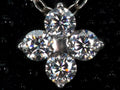 Echte Makroaufnahme einer Moissanite Kleeblatt Kette mit 0,4 ct – 4-blättriger Anhänger mit brillanten Steinen und intensivem Funkeln im Licht, gefertigt aus 925 Sterling Silber mit Weißgold Veredelung