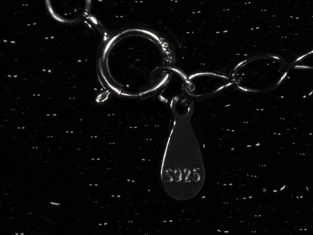 Echte Makroaufnahme eines Verschlusses mit S925 Stempel an einer Moissanite Kleeblatt Kette – 925 Sterling Silber mit Weißgold Veredelung für sicheren Halt und echte Materialqualität