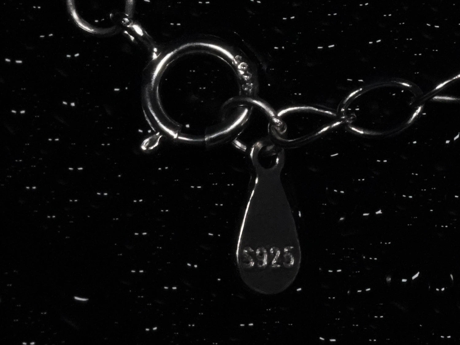 Echte Makroaufnahme eines Verschlusses mit S925 Stempel an einer Moissanite Kleeblatt Kette – 925 Sterling Silber mit Weißgold Veredelung für sicheren Halt und echte Materialqualität