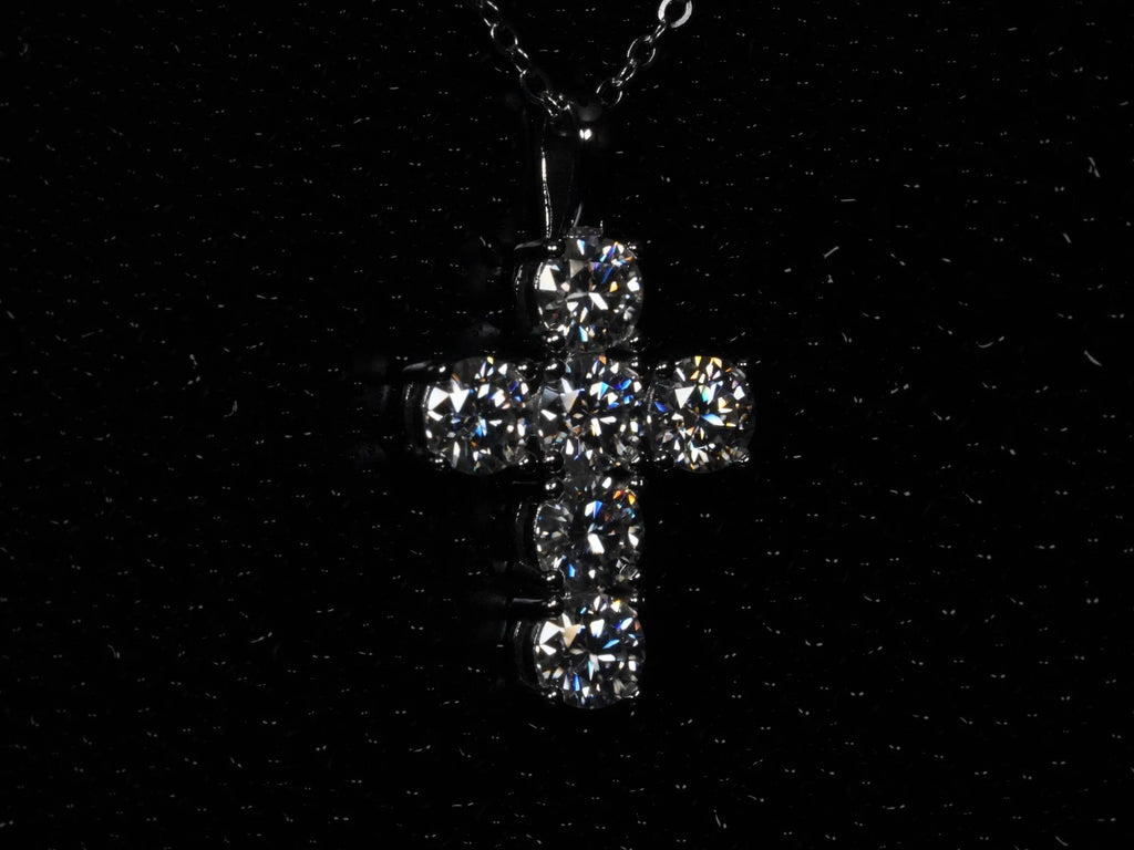 Aufnahme von der Seite Kreuz mit großen 5mm Moissaniten in Silber gefasst