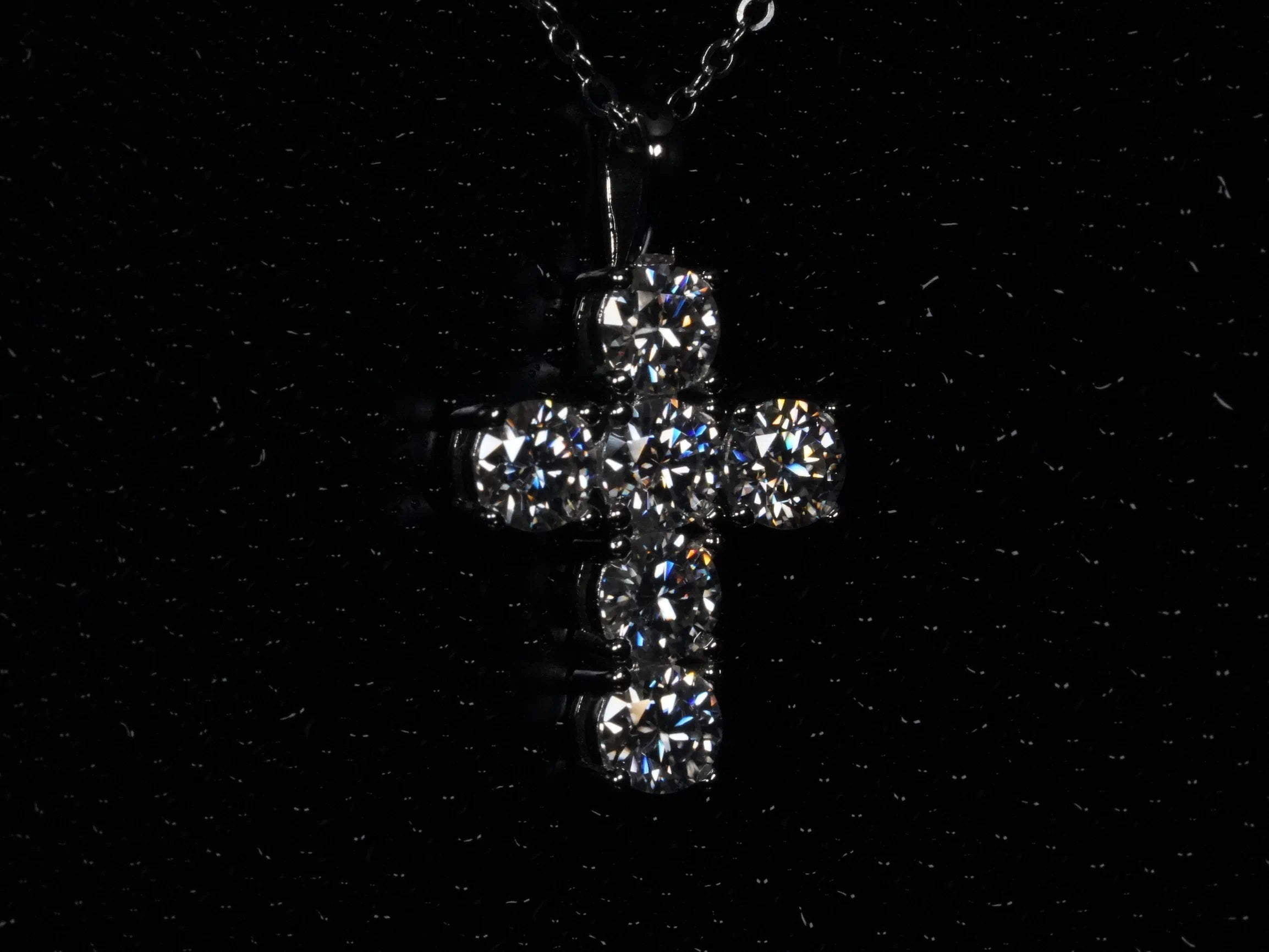 Aufnahme von der Seite Kreuz mit großen 5mm Moissaniten in Silber gefasst
