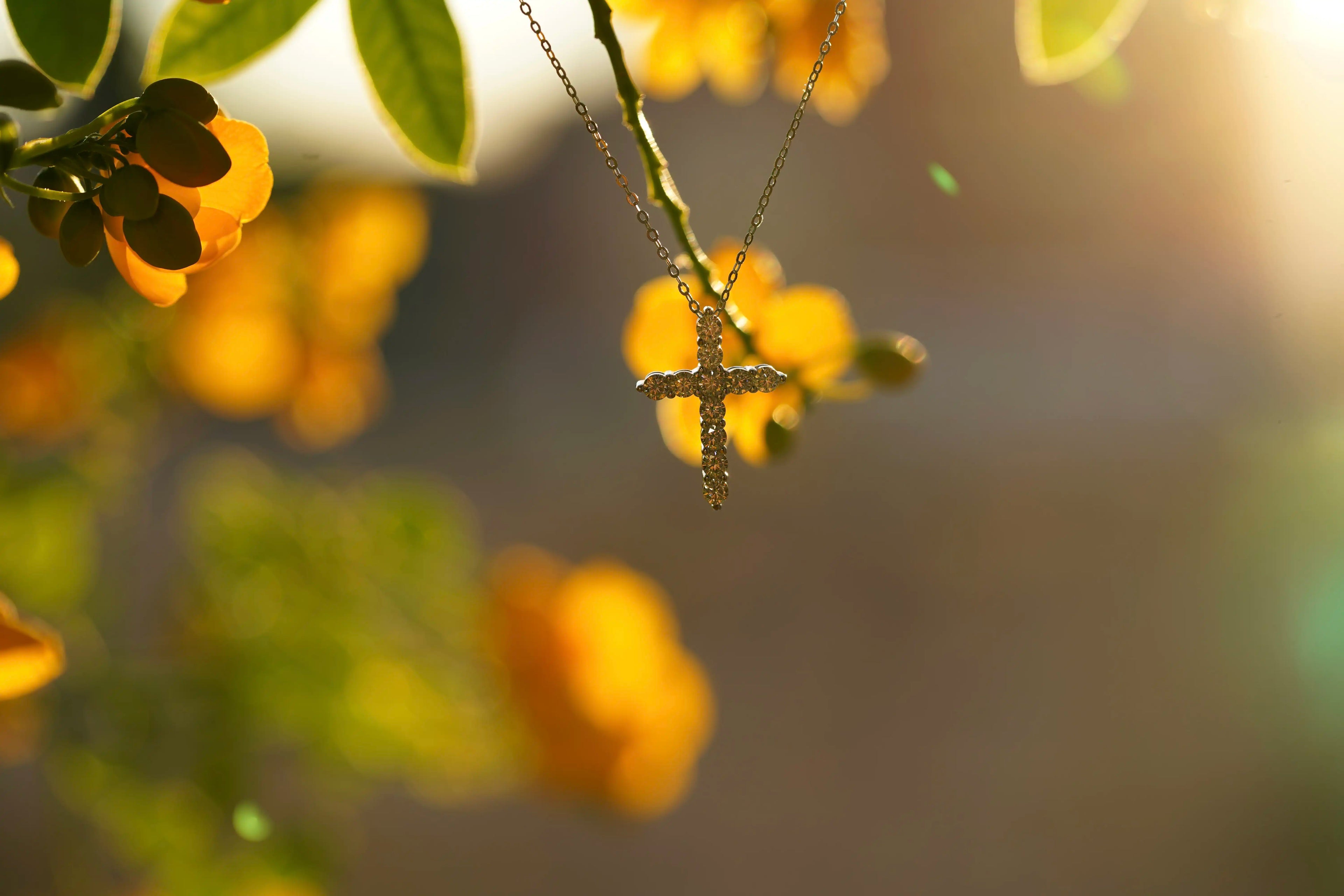 Moissanite Kette mit Kreuz Anhänger aus 925 Silber mit Weißgold Veredelung – intensives Funkeln sichtbar im echten Licht, echte Fotos
