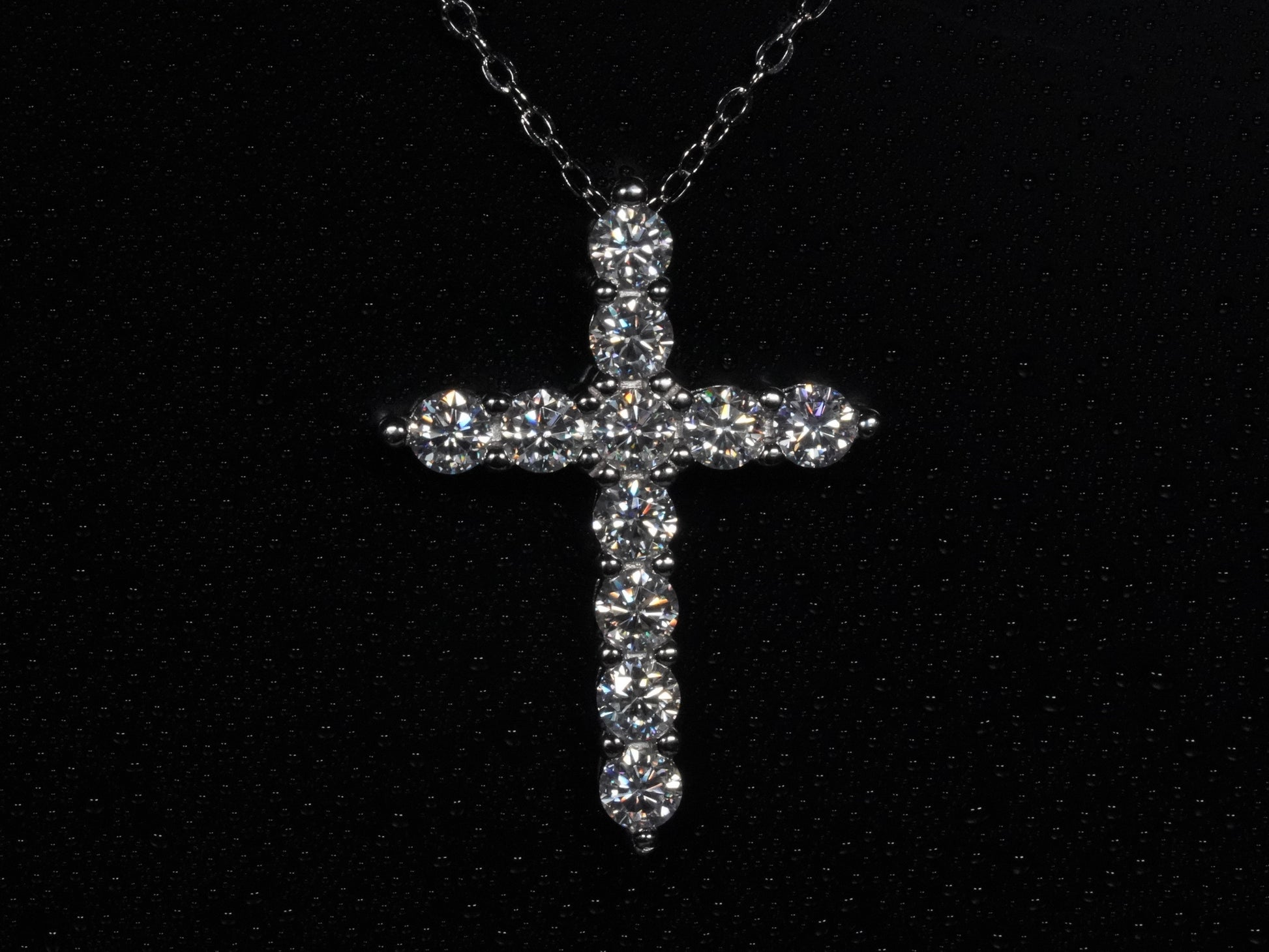 Moissanite-Kette mit Kreuz-Anhänger – frontal fotografiert, 1,2 ct Brillantschliffe in kreuzförmiger Fassung aus 925 Sterling Silber