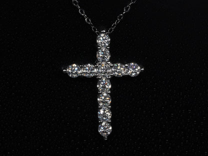 Moissanite-Kette mit Kreuz-Anhänger – frontal fotografiert, 1,2 ct Brillantschliffe in kreuzförmiger Fassung aus 925 Sterling Silber