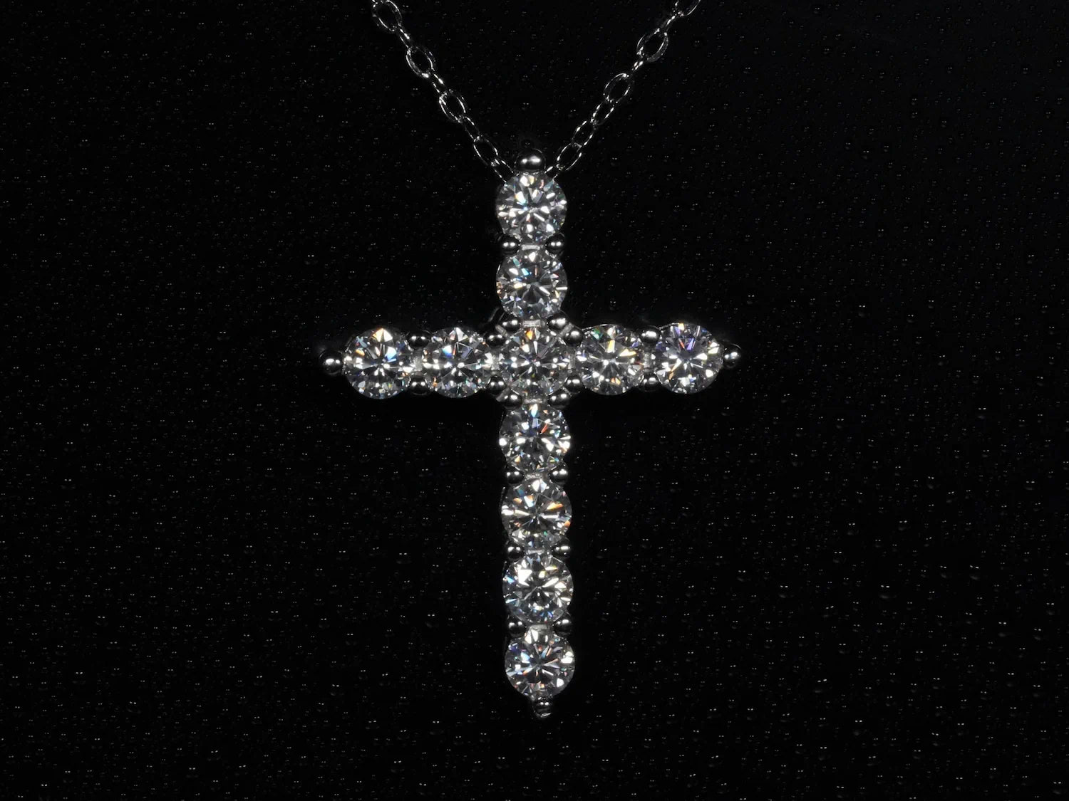 Moissanite-Kette mit Kreuz-Anhänger – frontal fotografiert, 1,2 ct Brillantschliffe in kreuzförmiger Fassung aus 925 Sterling Silber