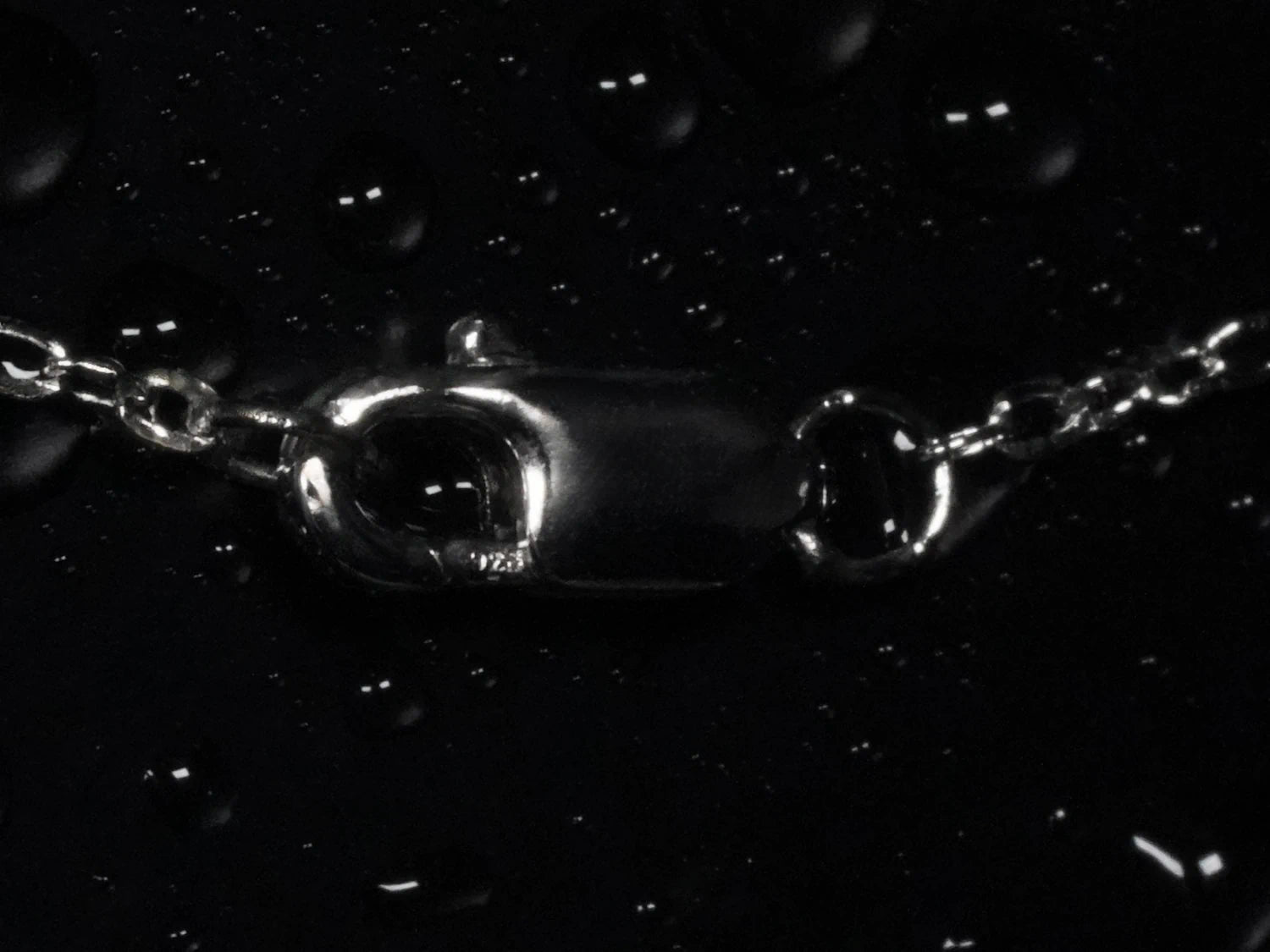 Echte Makroaufnahme des Verschlusses einer Moissanite Kreuz Kette – stabiler Karabiner oder Federring aus 925 Sterling Silber für sicheren Halt im Alltag