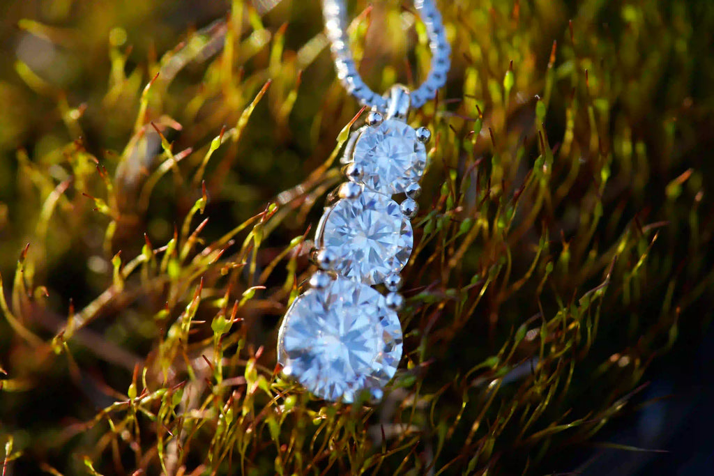 Moissanite Kette mit mehreren Steinen aus 925 Silber und Weißgold Veredelung – starkes Funkeln im echten Licht, echte Fotos ohne KI