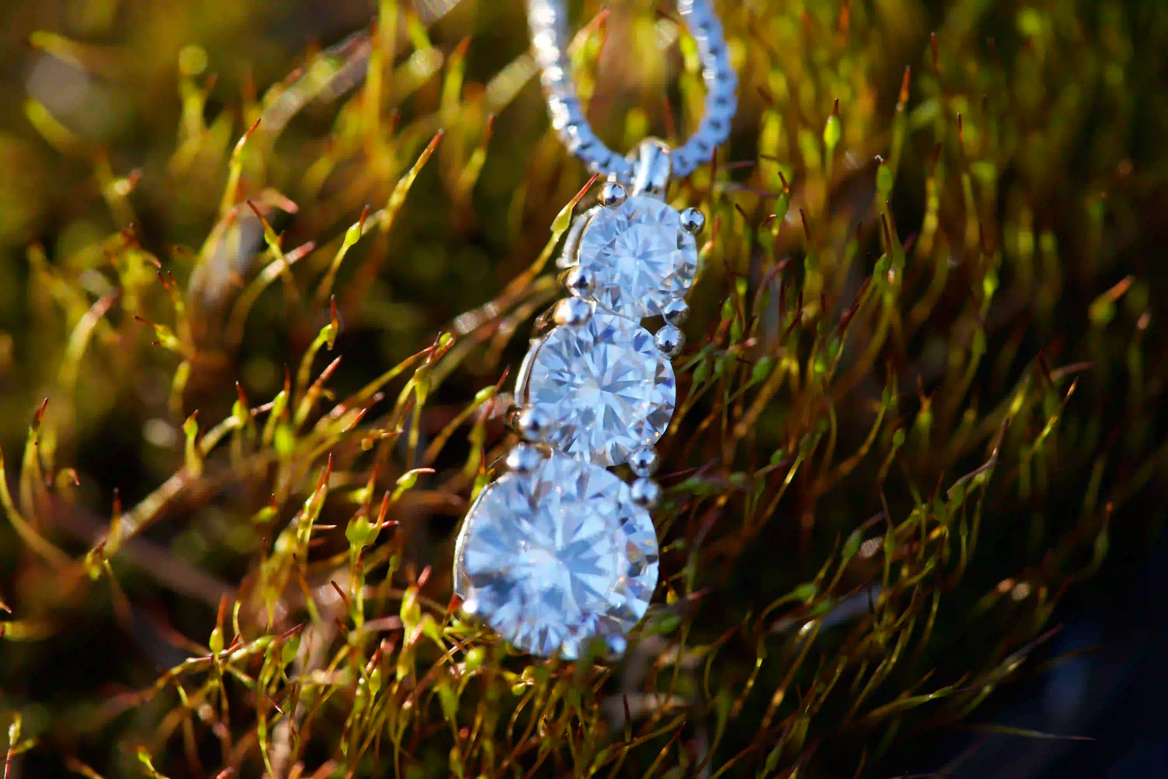 Moissanite Kette mit mehreren Steinen aus 925 Silber und Weißgold Veredelung – starkes Funkeln im echten Licht, echte Fotos ohne KI