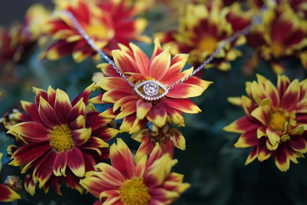 Moissanite Kette mit rundem Anhänger aus 925 Silber und Weißgold Veredelung – intensives Funkeln sichtbar im echten Licht, echte Aufnahme