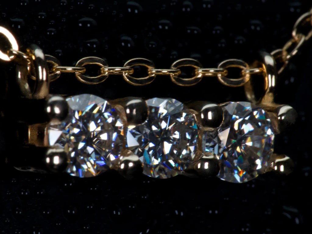 Moissanite Kette seitlich im echten Licht – echte Fotos zeigen Lichtreflexe der 3 Steine in Bewegung, Funkeln stärker als Diamant, 925 Silber mit Roségold