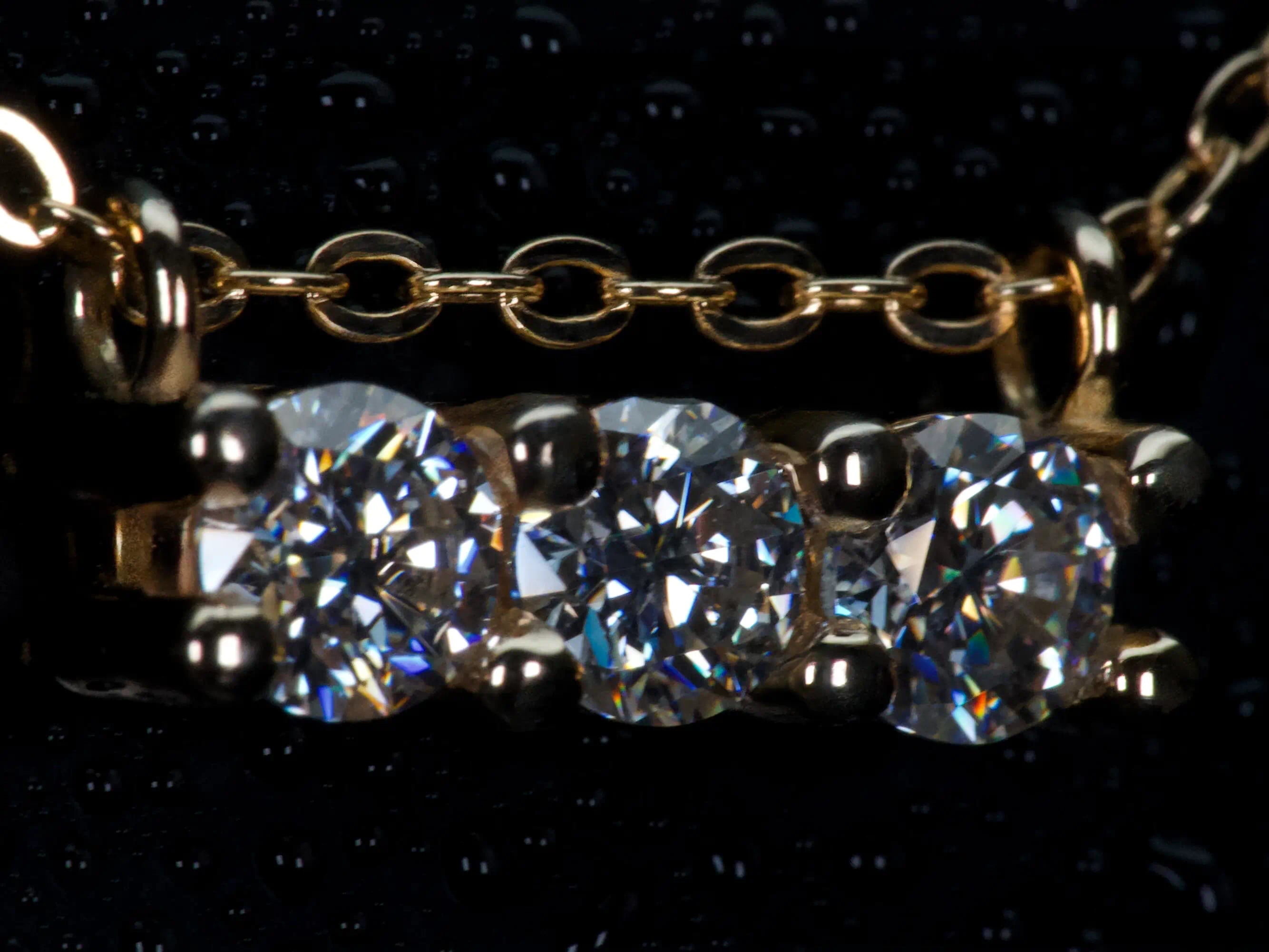 Moissanite Kette seitlich im echten Licht – echte Fotos zeigen Lichtreflexe der 3 Steine in Bewegung, Funkeln stärker als Diamant, 925 Silber mit Roségold