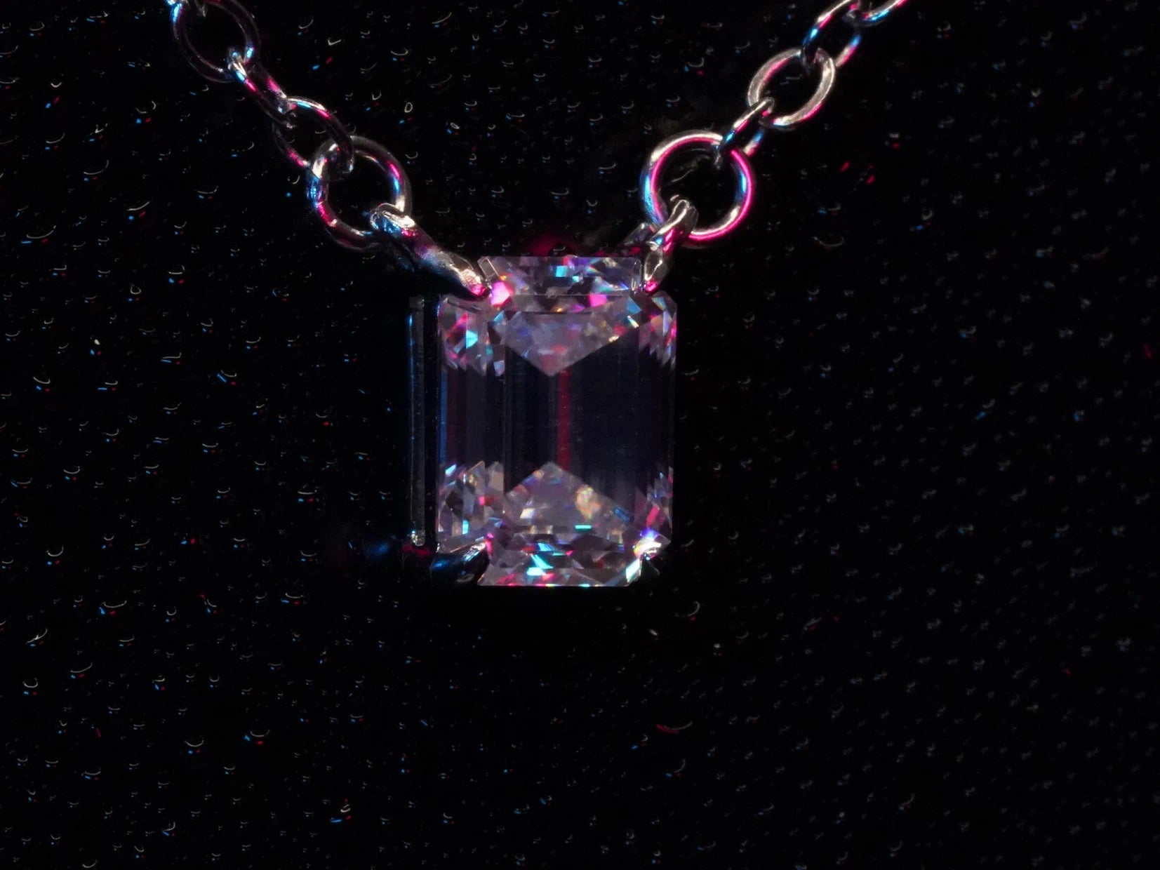 Pinke und blau strahlender klarer Moissanite Smaragd Anhänger mit Silber Kette