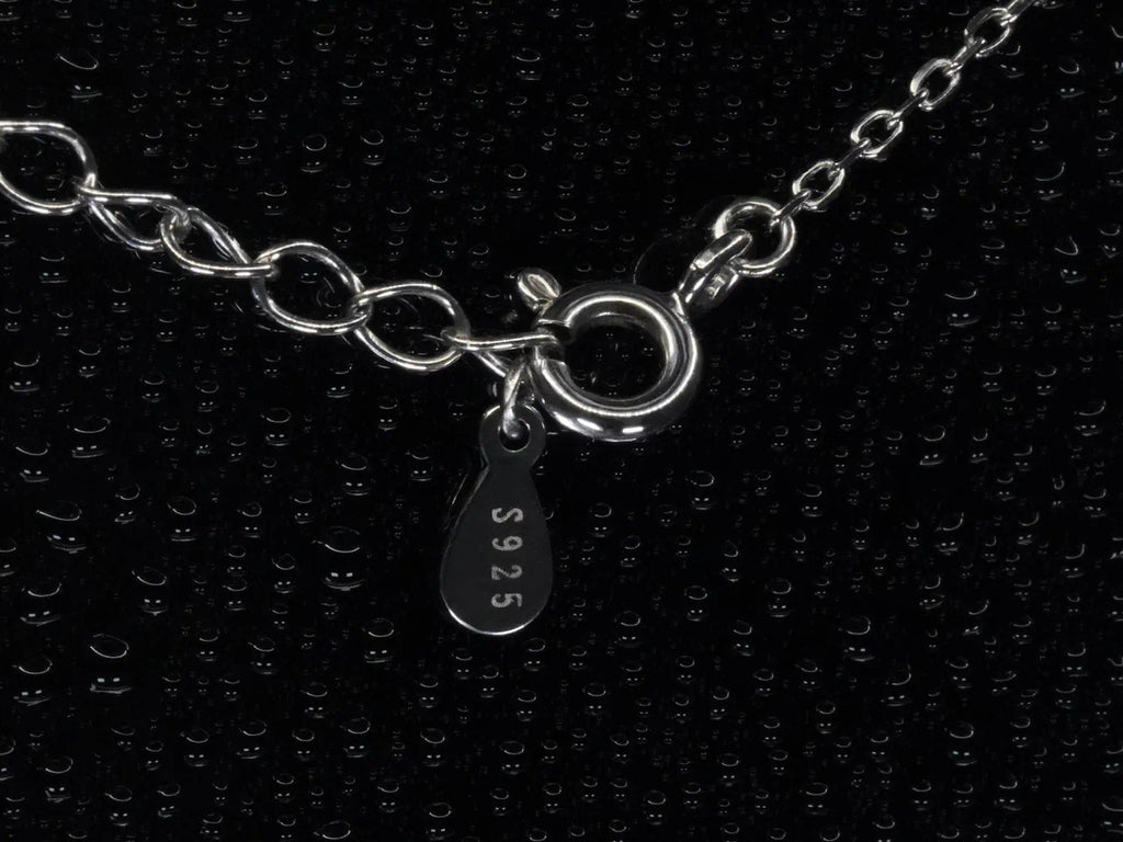 Echte Macro Aufnahme des Federring-Verschlusses einer Moissanite Kette mit S925 Stempel – detailreiche Verarbeitung und echtes 925 Sterling Silber sichtbar, hochwertiger Verschluss im Alltagstest