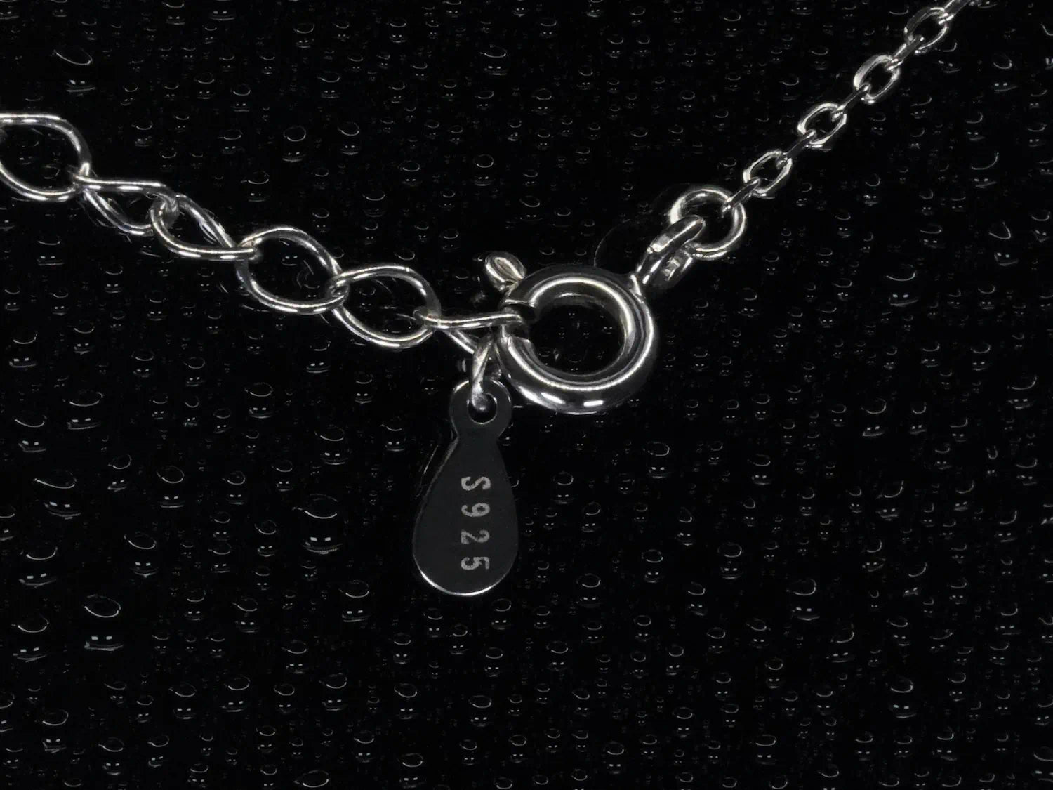 Echte Macro Aufnahme des Federring-Verschlusses einer Moissanite Kette mit S925 Stempel – detailreiche Verarbeitung und echtes 925 Sterling Silber sichtbar, hochwertiger Verschluss im Alltagstest