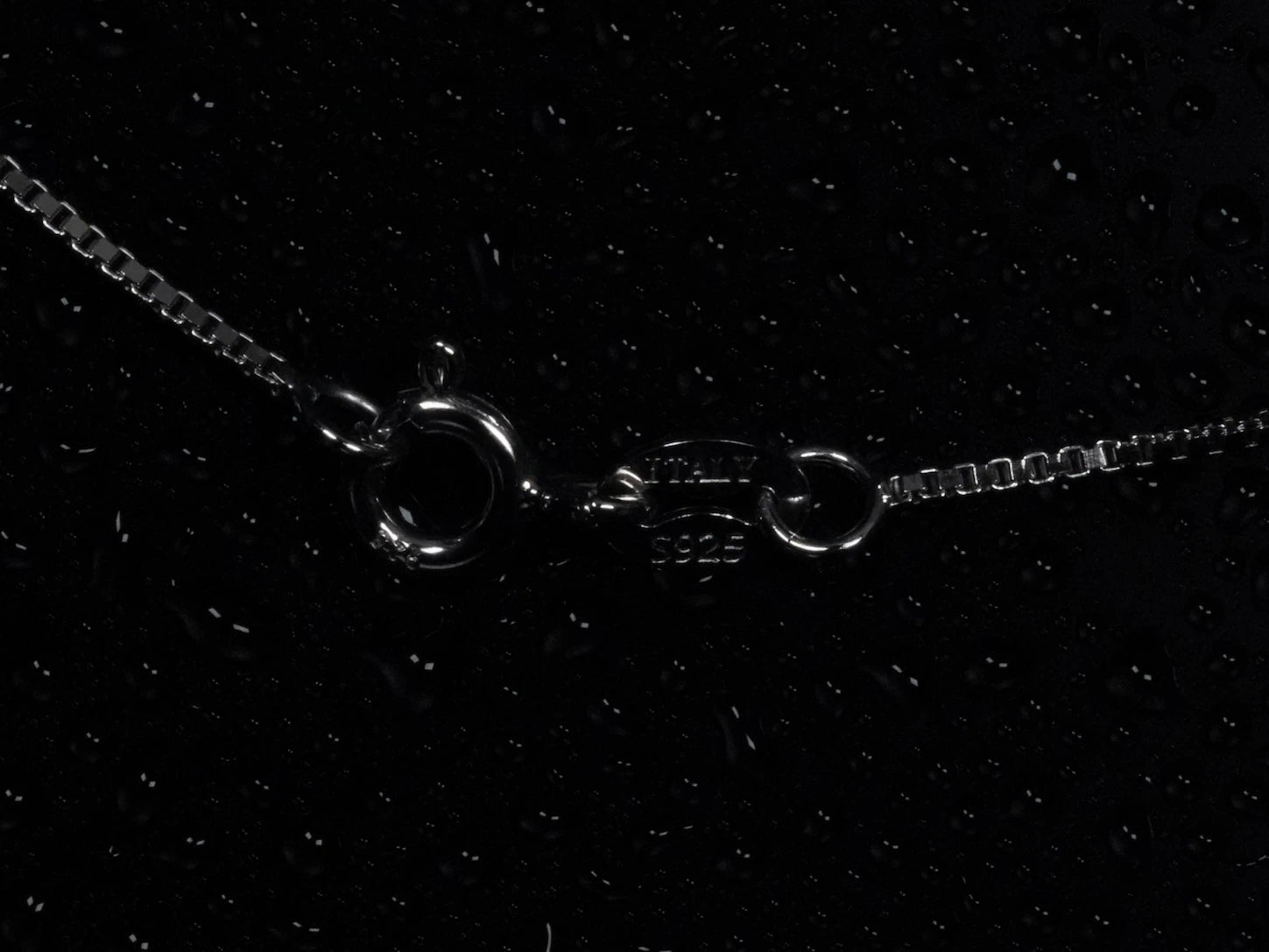 Makroaufnahme des Verschlusses einer Moissanite Kette mit S925 Stempel – hochwertiger Federring aus 925 Sterling Silber als Echtheitsnachweis