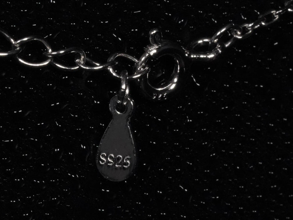 Echte Macro Aufnahme des Federring-Verschlusses einer Moissanite Kette mit S925 Stempel – detailreiche Verarbeitung und echtes 925 Sterling Silber sichtbar, hochwertiger Verschluss für sicheren Halt im Alltag