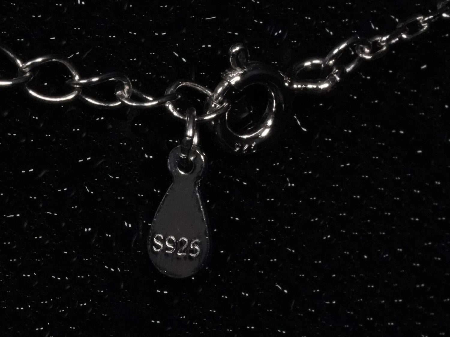 Echte Macro Aufnahme des Federring-Verschlusses einer Moissanite Kette mit S925 Stempel – detailreiche Verarbeitung und echtes 925 Sterling Silber sichtbar, hochwertiger Verschluss für sicheren Halt im Alltag