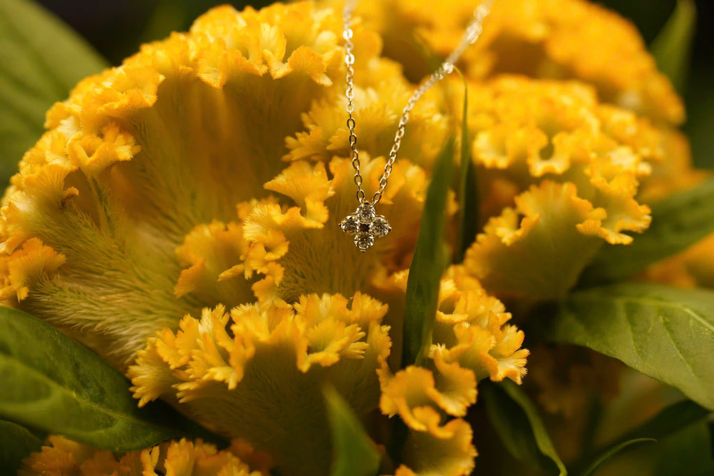 Zarte Sterling Silber Kette mit Kleeblatt Anhänger aus vier 3 mm Moissaniten – funkelnder Moissanite Schmuck mit Glückssymbol.
