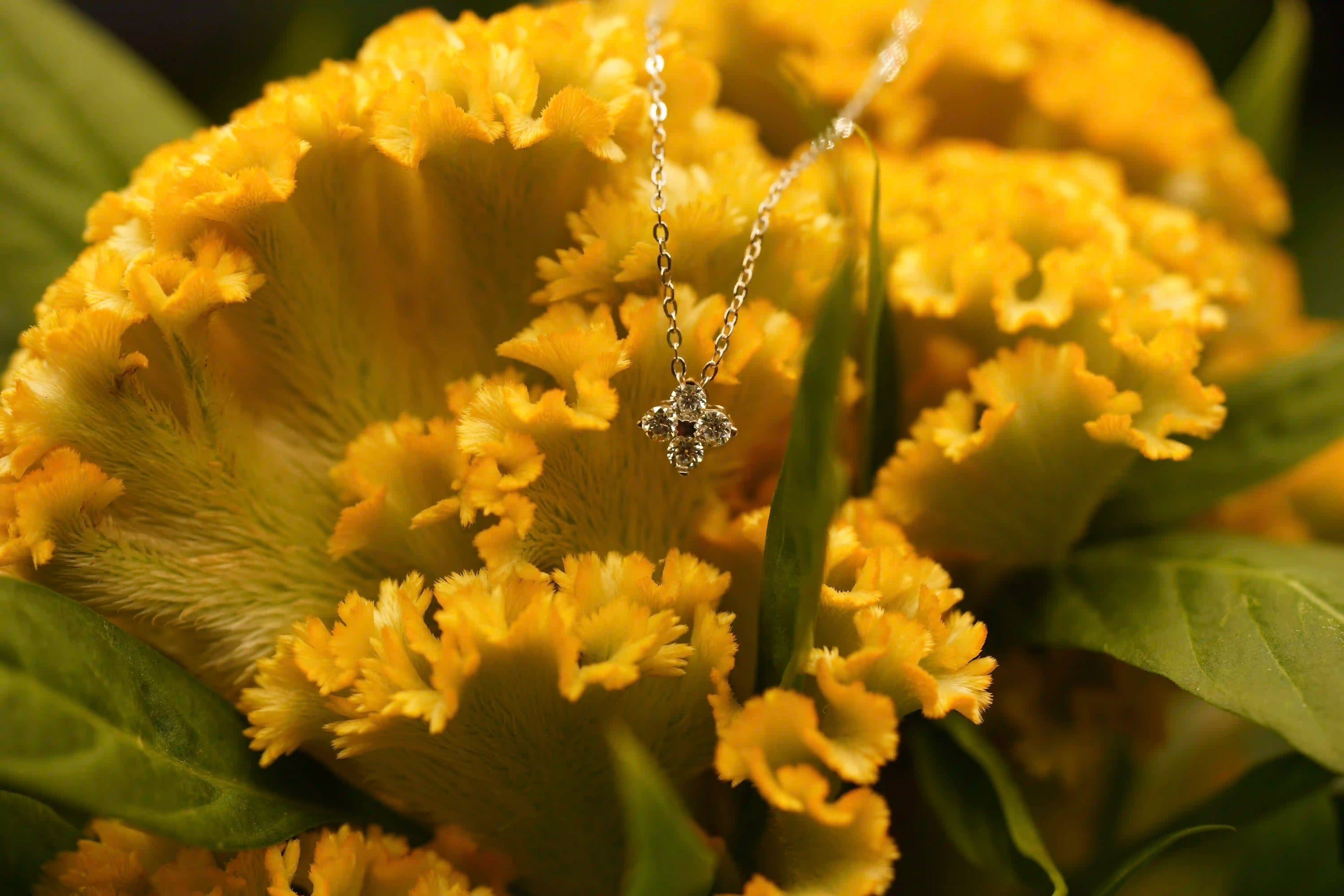 Zarte Sterling Silber Kette mit Kleeblatt Anhänger aus vier 3 mm Moissaniten – funkelnder Moissanite Schmuck mit Glückssymbol.