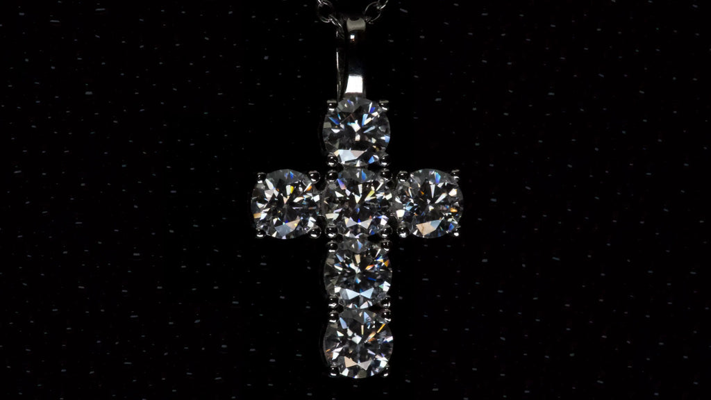 Moissanite Kreuz Anhänger mit 5mm Brillantschliff Steinen in Frontansicht aus 925 Silber mit Weißgold Veredelung