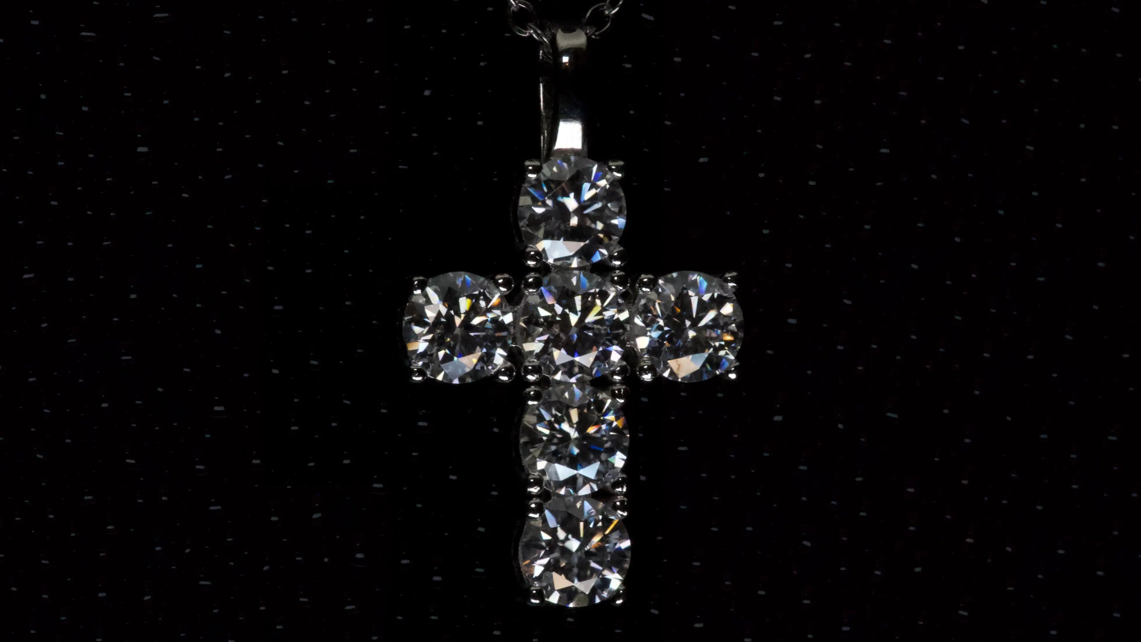 Moissanite Kreuz Anhänger mit 5mm Brillantschliff Steinen in Frontansicht aus 925 Silber mit Weißgold Veredelung