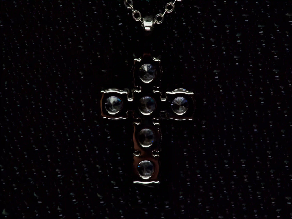 Rückseite eines Moissanite Kreuz Anhängers mit 5mm Steinen aus 925 Silber mit Weißgold Veredelung

