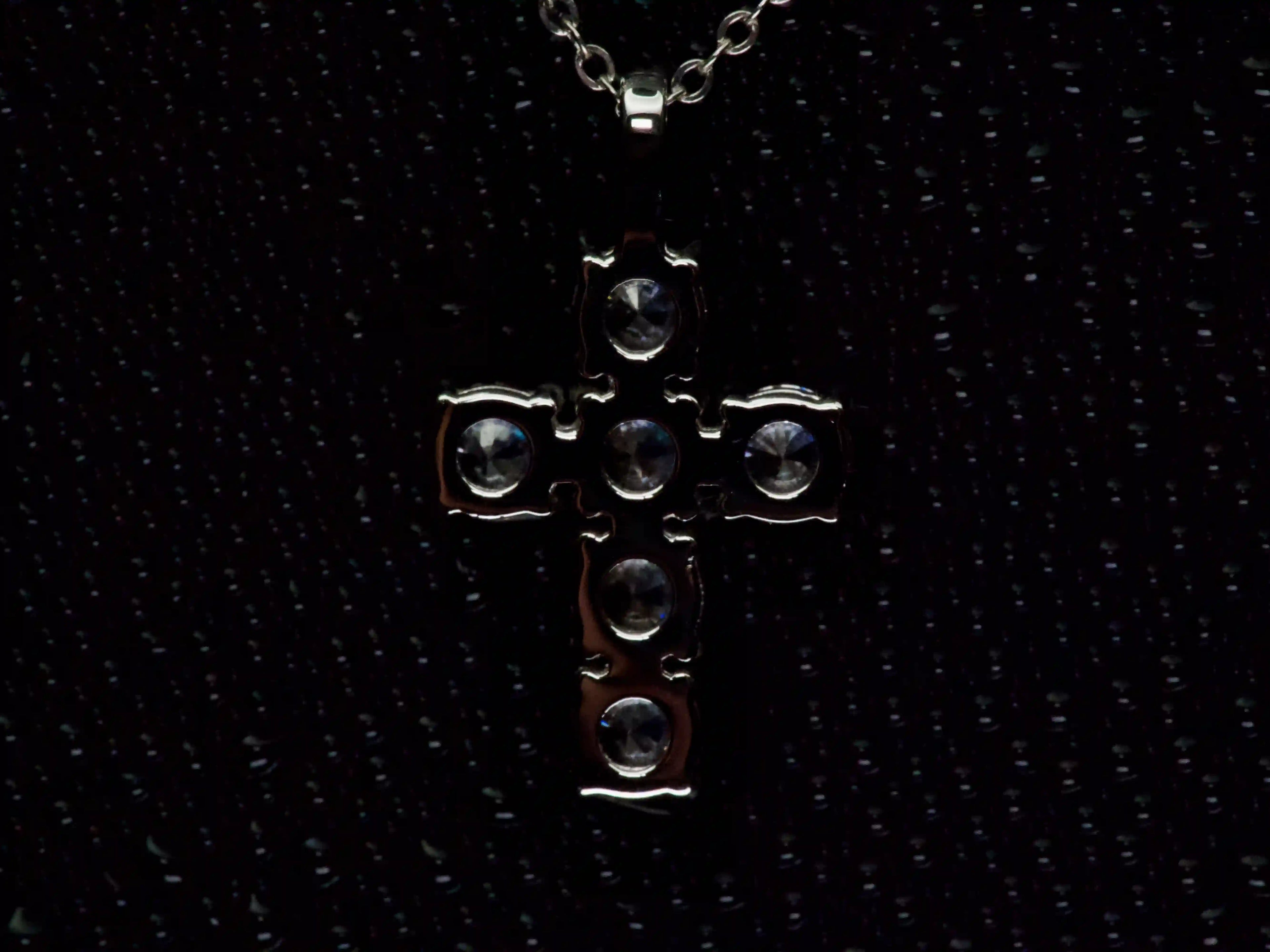 Rückseite eines Moissanite Kreuz Anhängers mit 5mm Steinen aus 925 Silber mit Weißgold Veredelung
