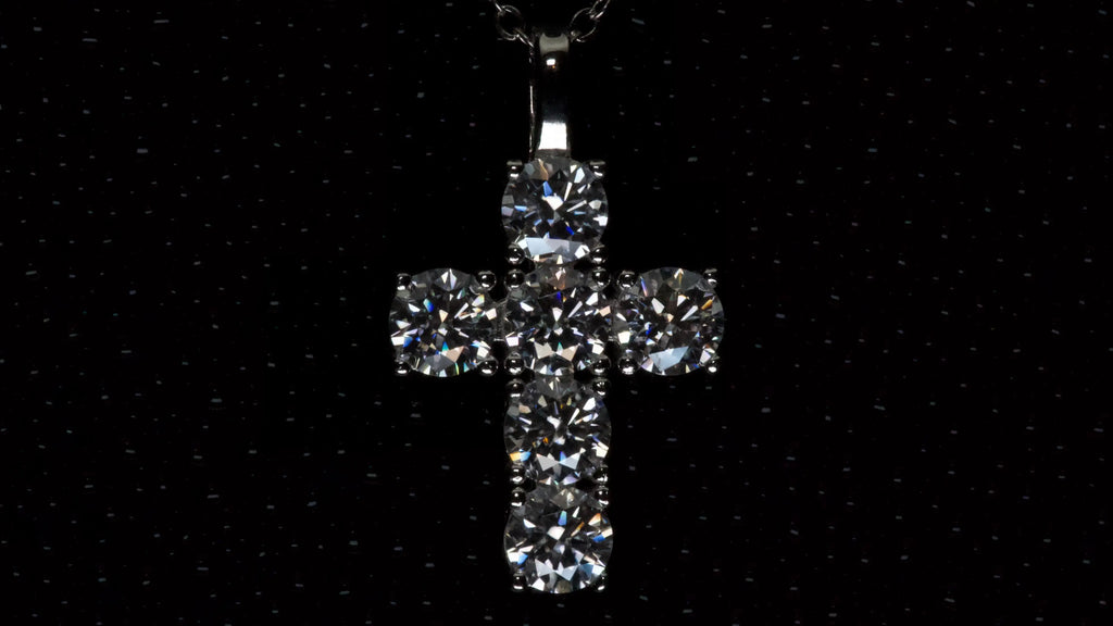 Detailaufnahme eines Moissanite Kreuz Anhängers mit 5mm Brillantschliff Steinen aus 925 Silber mit Weißgold Veredelung