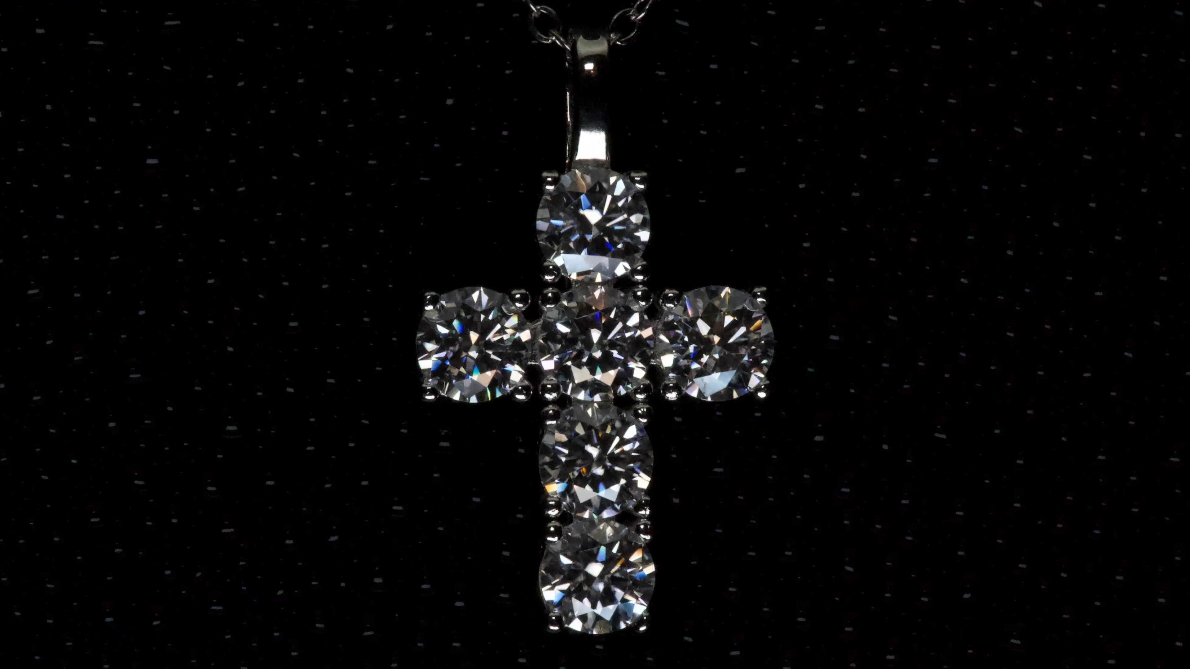 Detailaufnahme eines Moissanite Kreuz Anhängers mit 5mm Brillantschliff Steinen aus 925 Silber mit Weißgold Veredelung