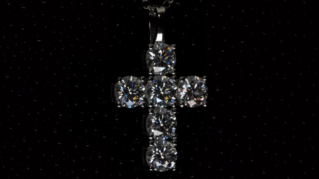 Makroaufnahme eines Moissanite Kreuz Anhängers mit 5mm Brillantschliff Steinen in 925 Silber mit Weißgold Veredelung