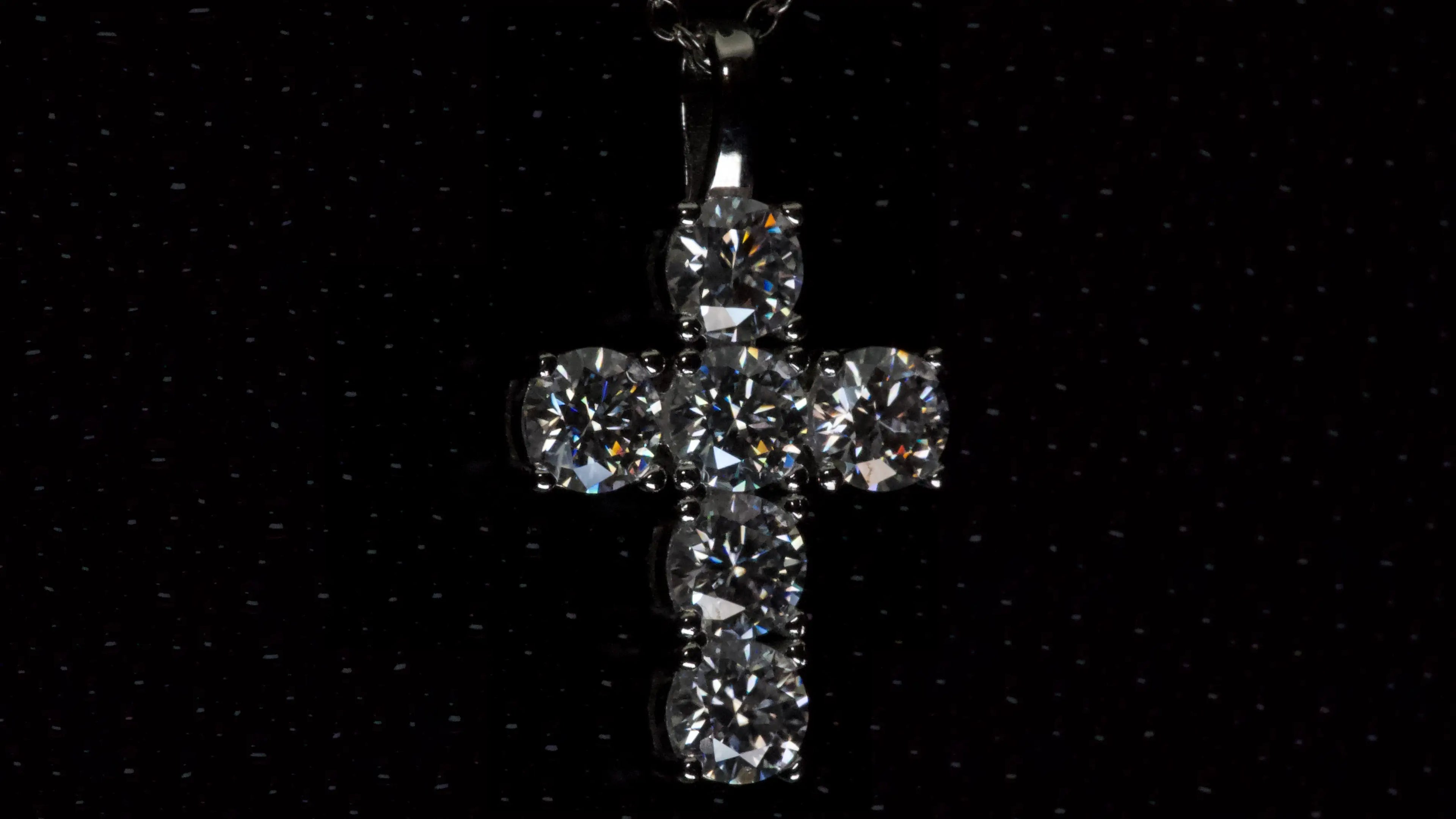 Makroaufnahme eines Moissanite Kreuz Anhängers mit 5mm Brillantschliff Steinen in 925 Silber mit Weißgold Veredelung