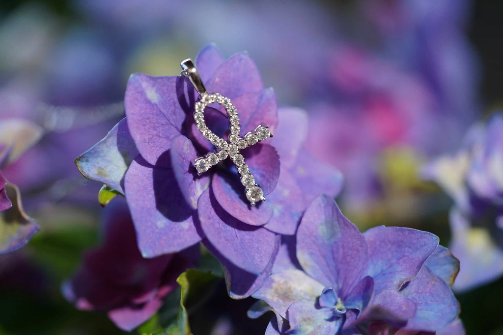 Moissanite Kreuz Anhänger Kette aus 925 Silber mit Weißgold Veredelung auf Blume – starkes Funkeln im echten Licht, echte Fotos ohne KI