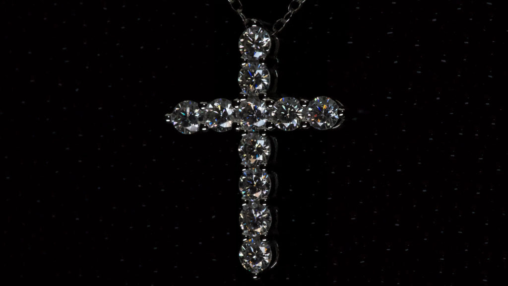 Makroaufnahme eines Moissanite Kreuz Anhängers mit Brillantschliff in 925 Silber mit Weißgold Veredelung