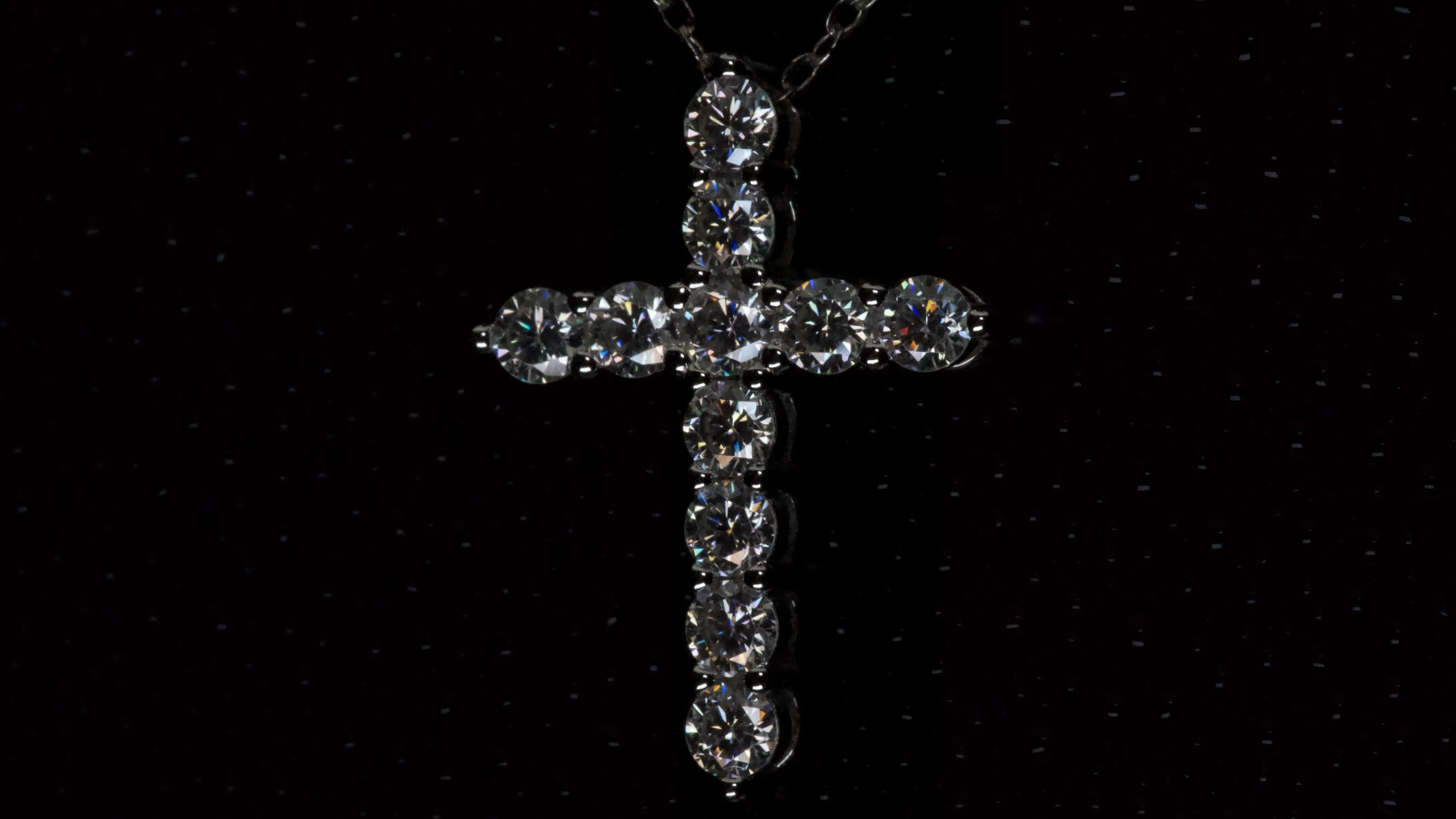 Makroaufnahme eines Moissanite Kreuz Anhängers mit Brillantschliff in 925 Silber mit Weißgold Veredelung