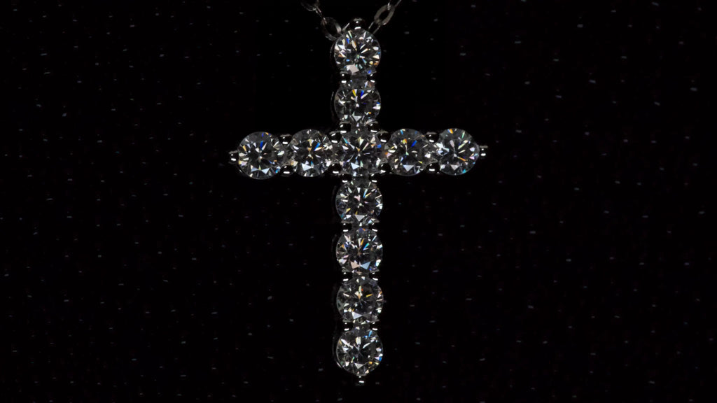 Makroaufnahme eines Moissanite Kreuz Anhängers mit Brillantschliff in 925 Silber mit Weißgold Veredelung