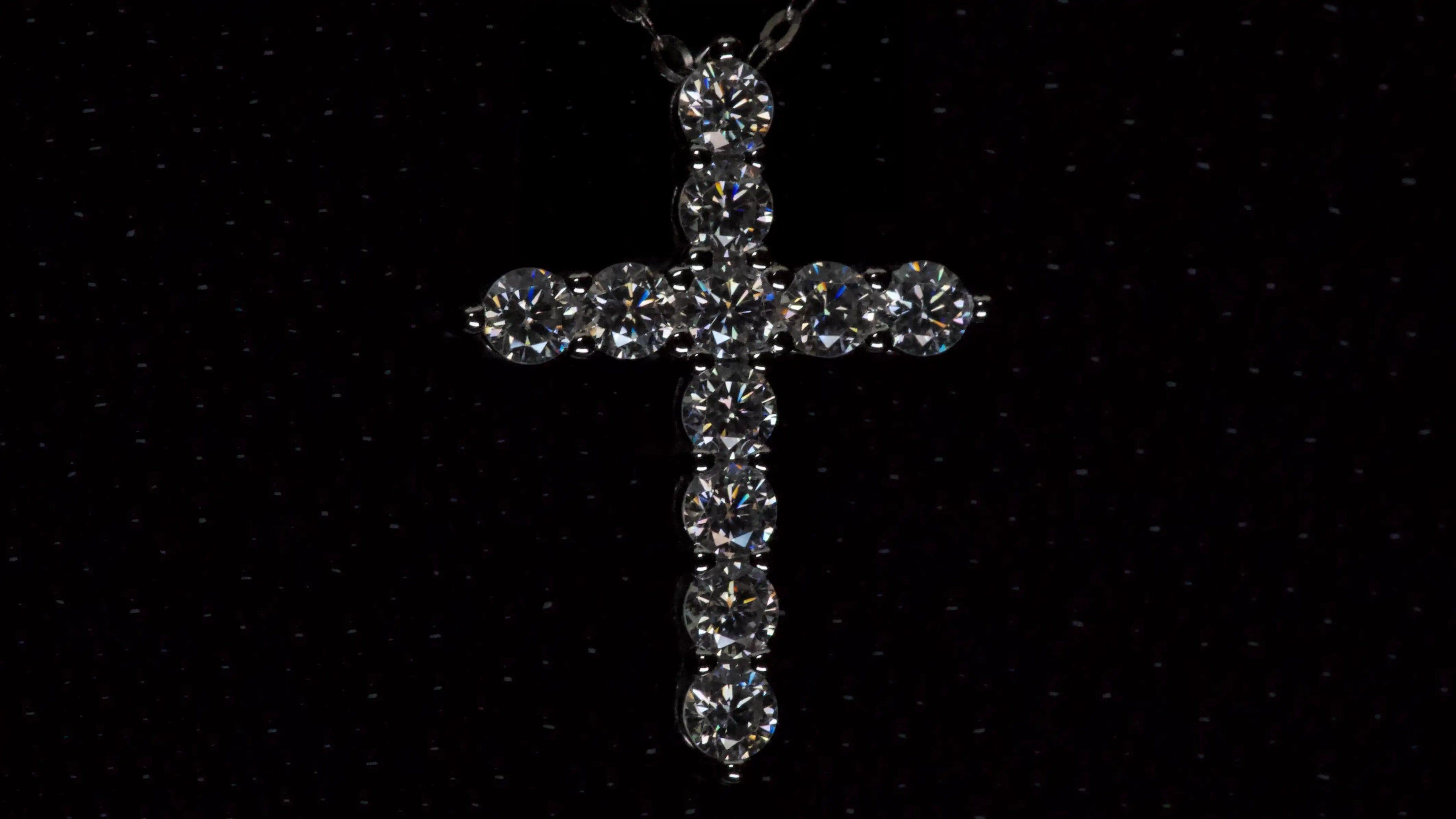 Makroaufnahme eines Moissanite Kreuz Anhängers mit Brillantschliff in 925 Silber mit Weißgold Veredelung