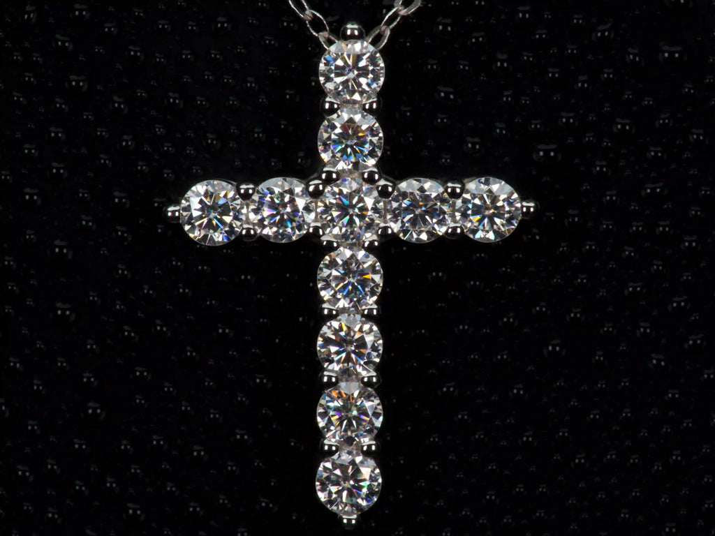 Echte Makroaufnahme einer Moissanite Kreuz Kette mit 3 mm Brillant Steinen und ca. 1,1 ct – intensives Funkeln im Licht, gefertigt aus 925 Sterling Silber mit Weißgold Veredelung