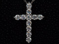 Echte Makroaufnahme einer Moissanite Kreuz Kette mit 3 mm Brillant Steinen und ca. 1,1 ct – intensives Funkeln im Licht, gefertigt aus 925 Sterling Silber mit Weißgold Veredelung