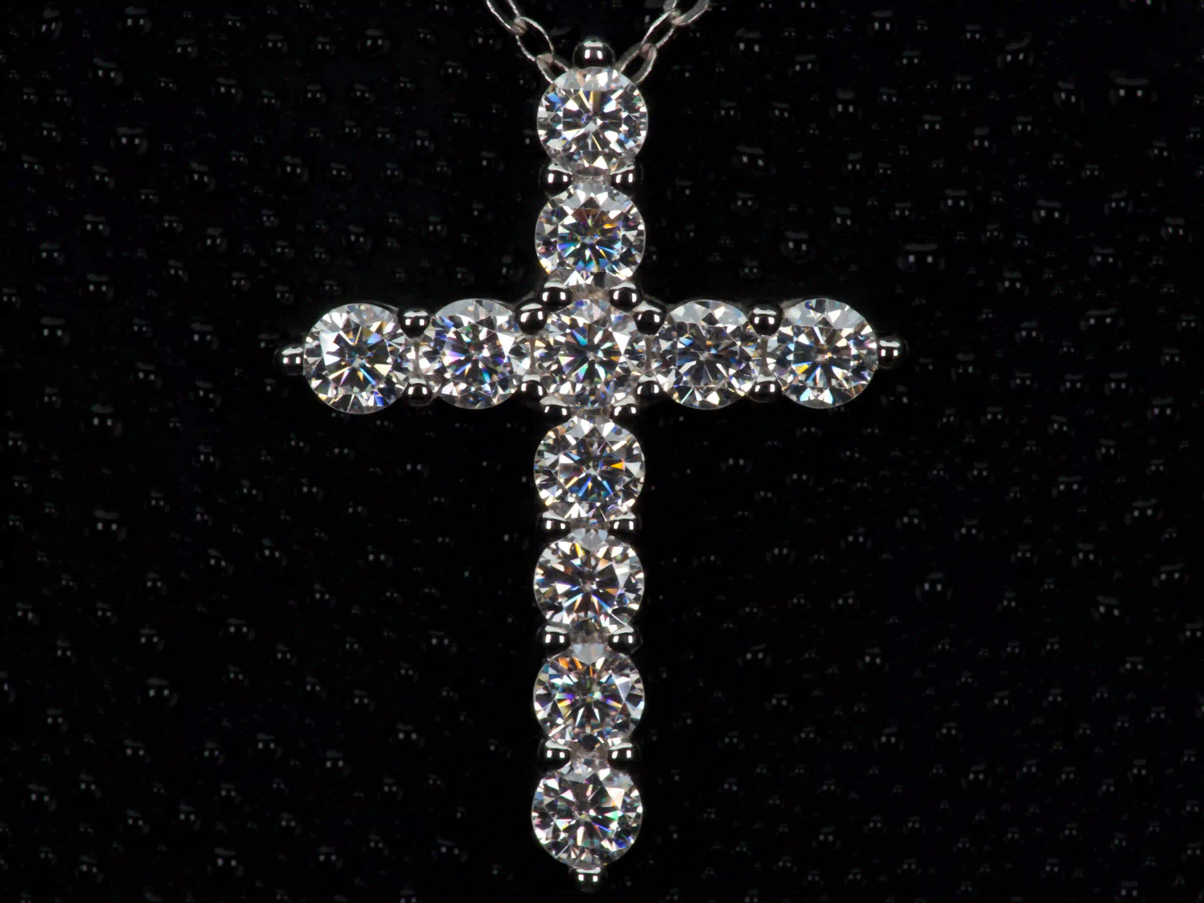 Echte Makroaufnahme einer Moissanite Kreuz Kette mit 3 mm Brillant Steinen und ca. 1,1 ct – intensives Funkeln im Licht, gefertigt aus 925 Sterling Silber mit Weißgold Veredelung
