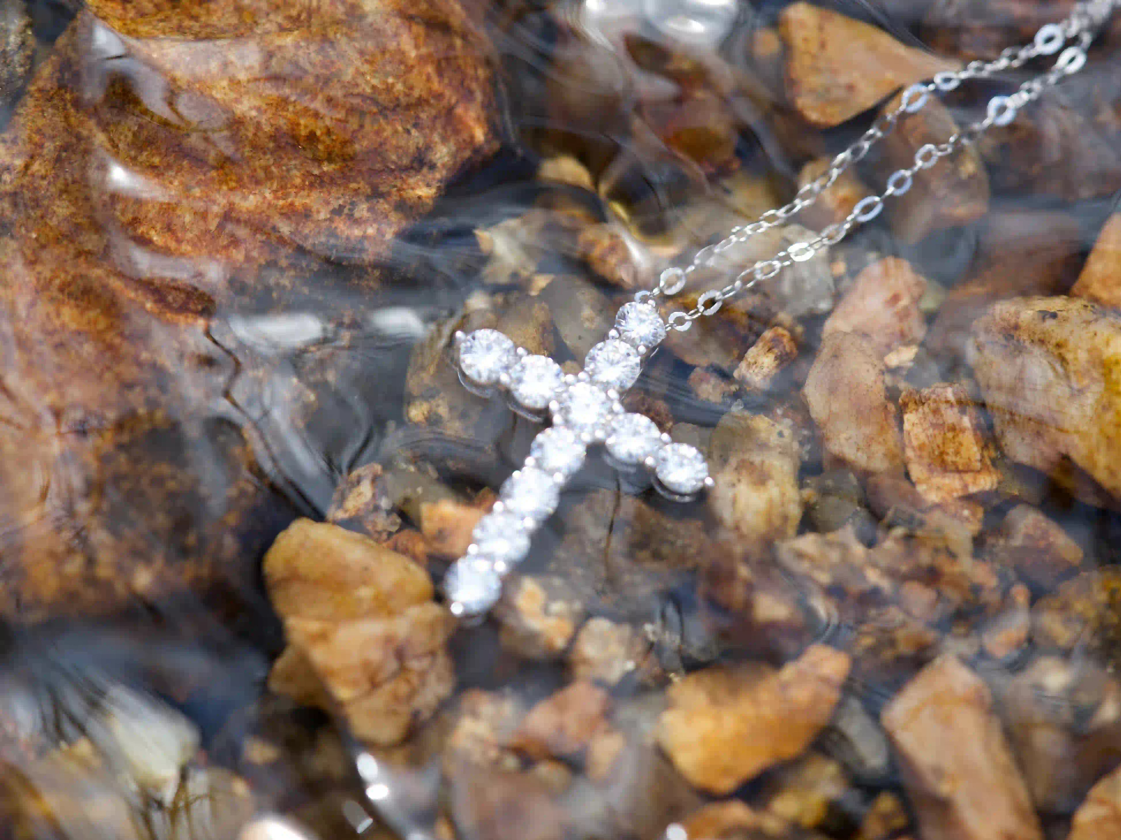 Moissanite Kreuz Kette mit 3mm Steinen unter Wasser – echte Fotos zeigen intensives Funkeln im natürlichen Licht, 925 Silber mit Weißgold Veredelung, diamantähnlicher Glanz sichtbar