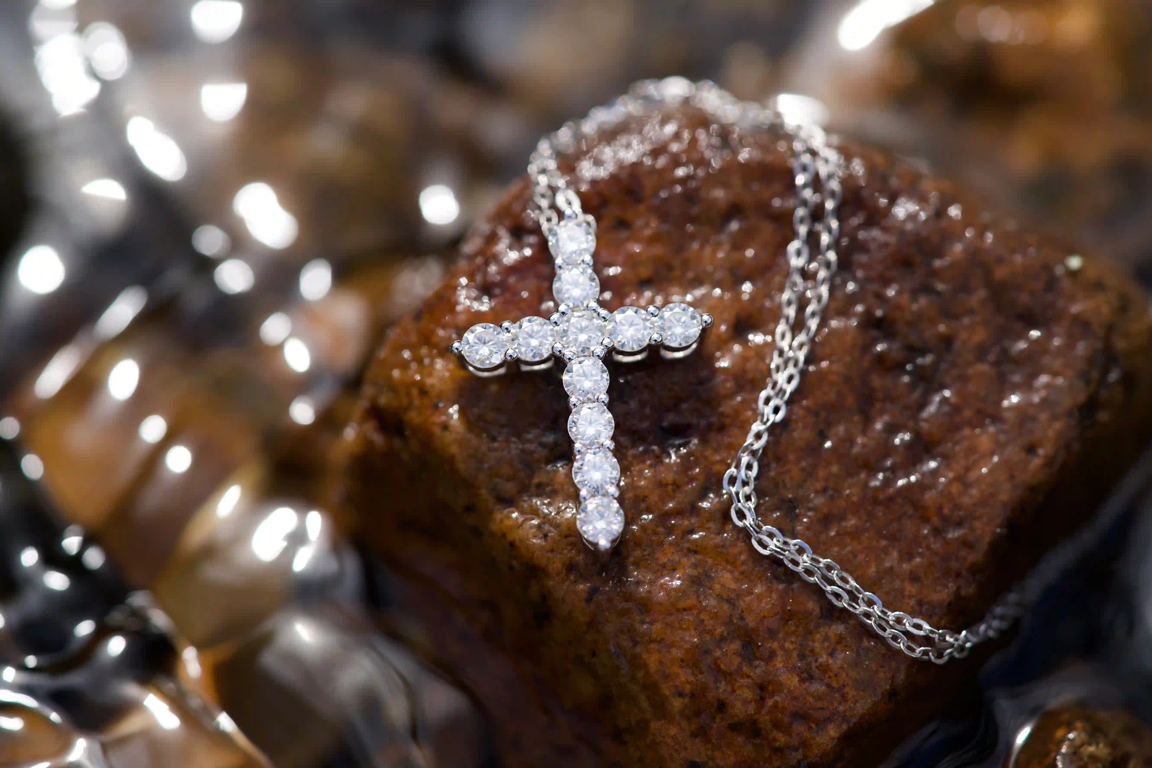 Moissanite Kreuz Kette mit 3mm Steinen – extreme Funkelreflexe im echten Licht, echte Fotos im Makro zeigen diamantähnliches Strahlen, 925 Silber mit Weißgold Veredelung