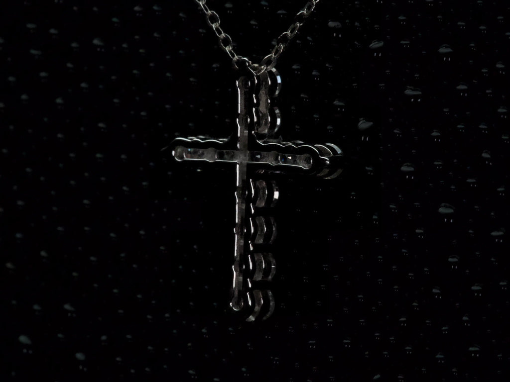 Rückseite einer Moissanite Kreuz Kette mit offener Fassung – optimierter Lichteinfall für maximales Funkeln der Brillant Steine