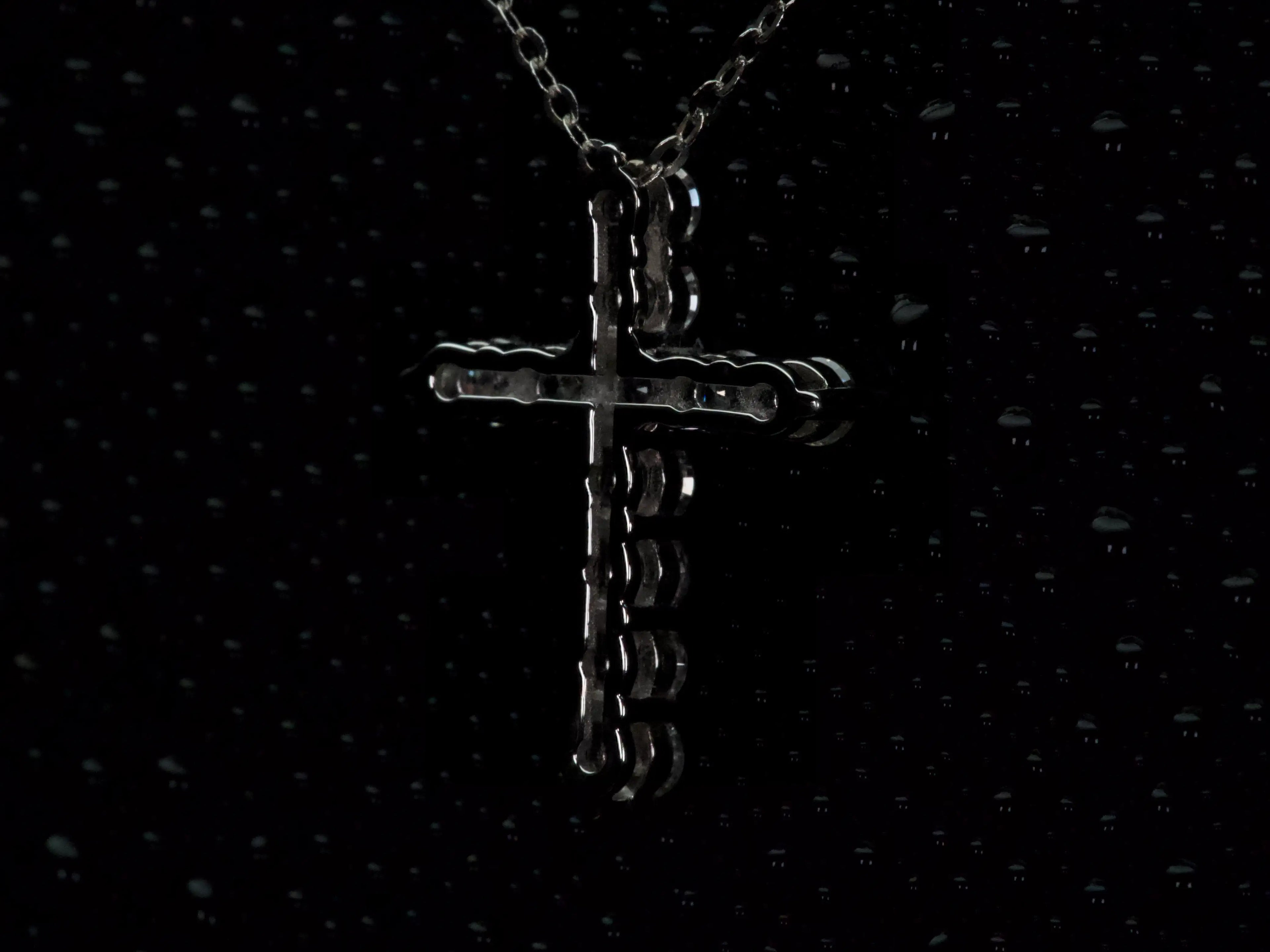 Rückseite einer Moissanite Kreuz Kette mit offener Fassung – optimierter Lichteinfall für maximales Funkeln der Brillant Steine