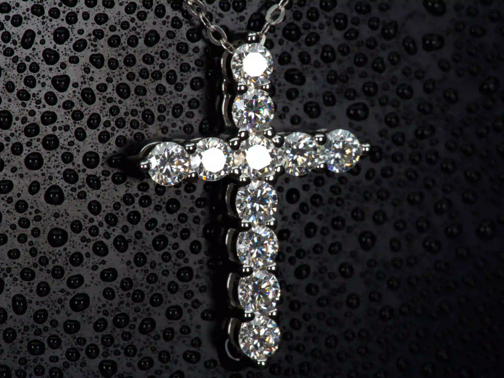 Seitenansicht einer Moissanite Kreuz Kette – offene Fassung sorgt für starken Lichtdurchlass und intensives Funkeln ähnlich Diamanten, echte Aufnahme ohne KI