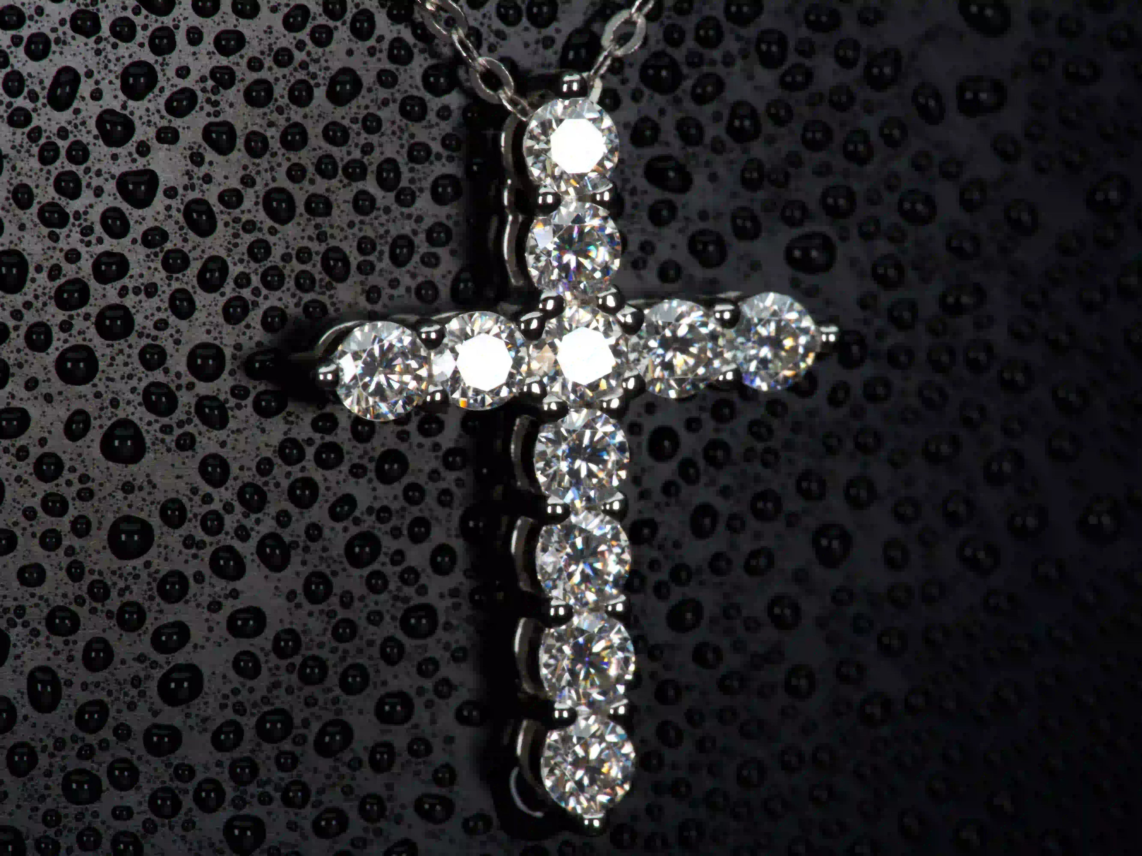 Seitenansicht einer Moissanite Kreuz Kette – offene Fassung sorgt für starken Lichtdurchlass und intensives Funkeln ähnlich Diamanten, echte Aufnahme ohne KI
