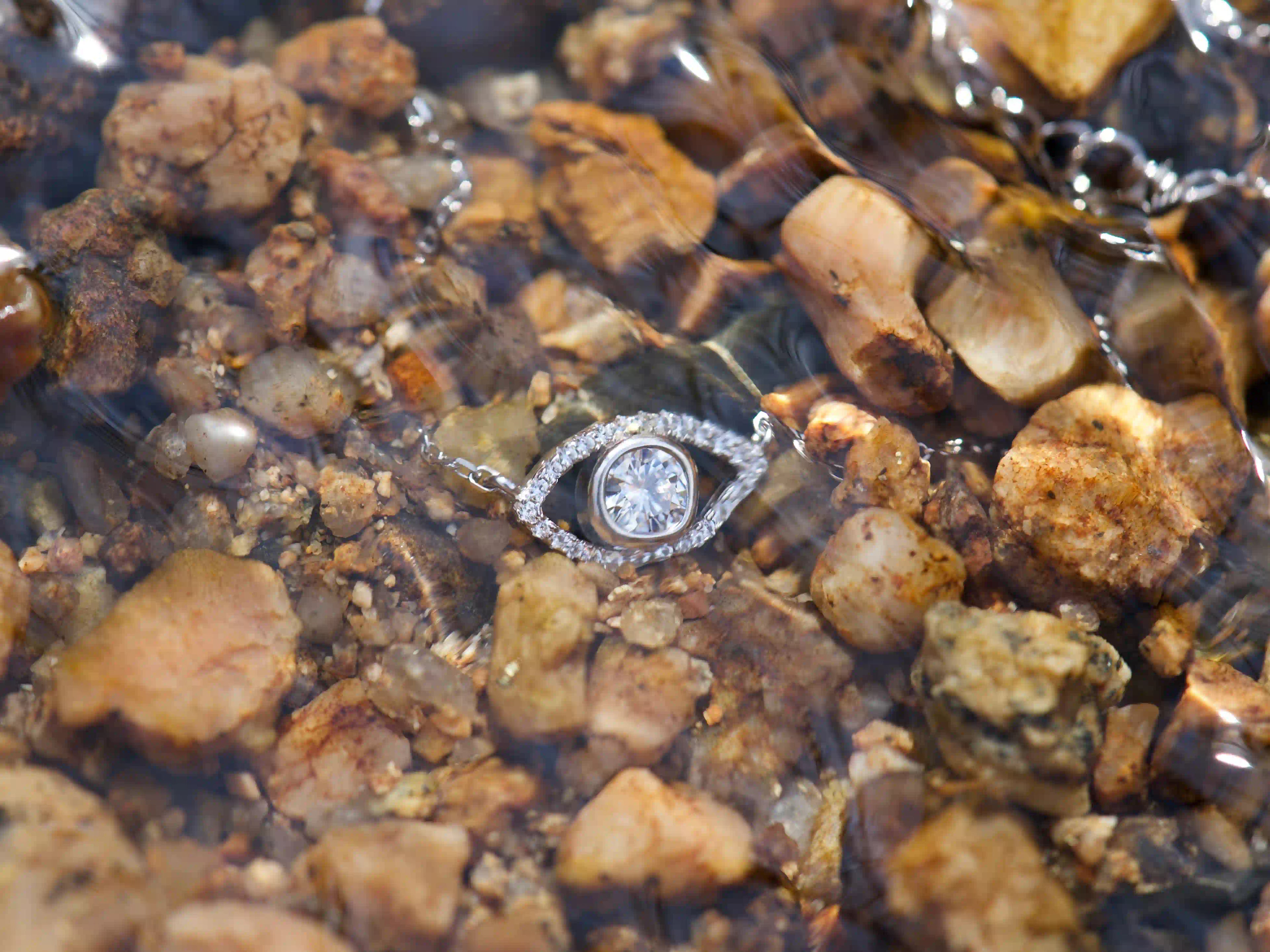 Detailaufnahme einer Moissanite Kreuz Kette unter Wasser – echte Fotos zeigen feine Lichtreflexe und starkes Funkeln im natürlichen Licht, 925 Silber mit Weißgold Veredelung