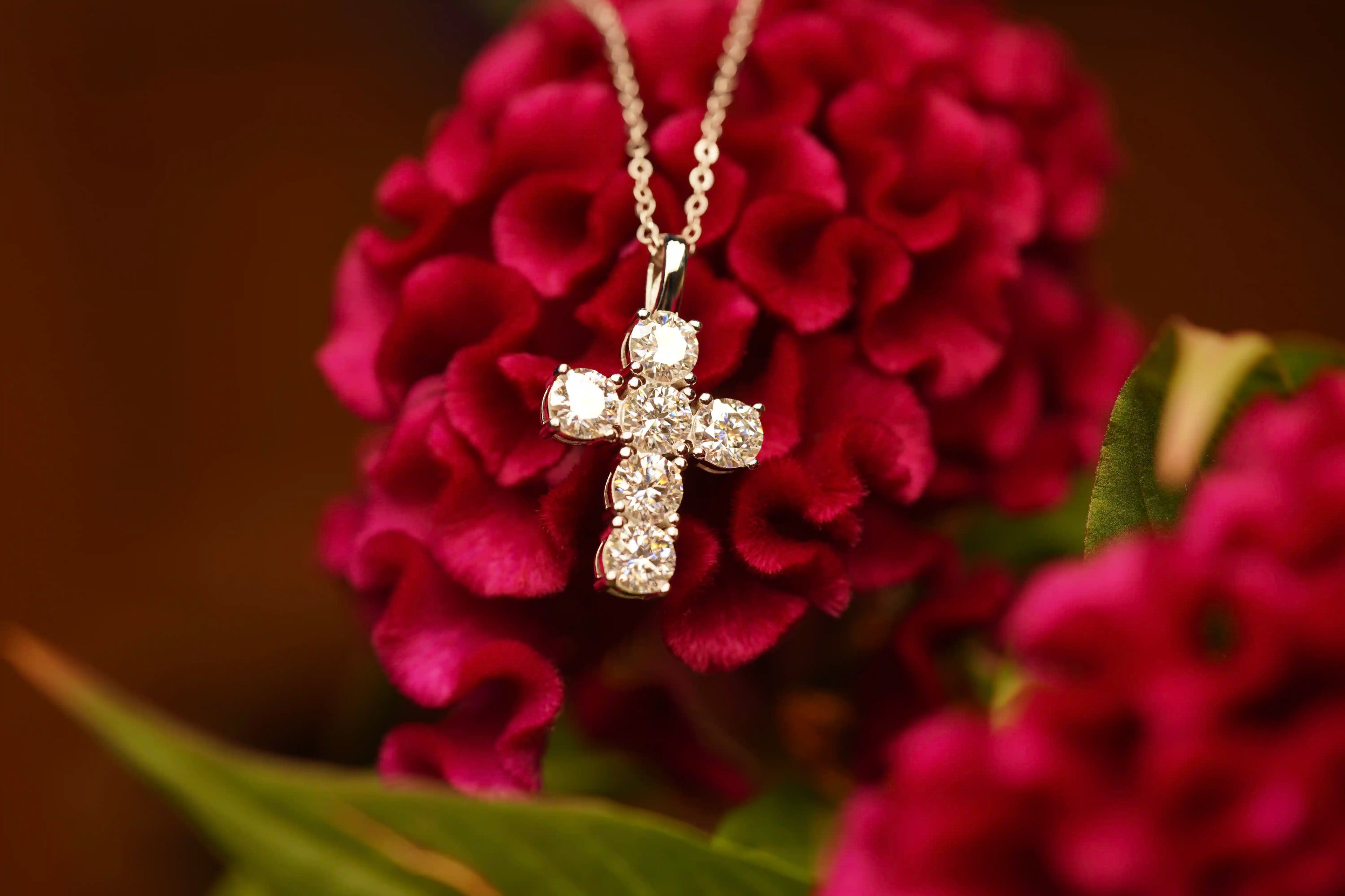 Schmuck Kette mit Moissanite Steinen in 5mm Brillant Schliff gefasst in Sterling Silber mit 18k Weißgold